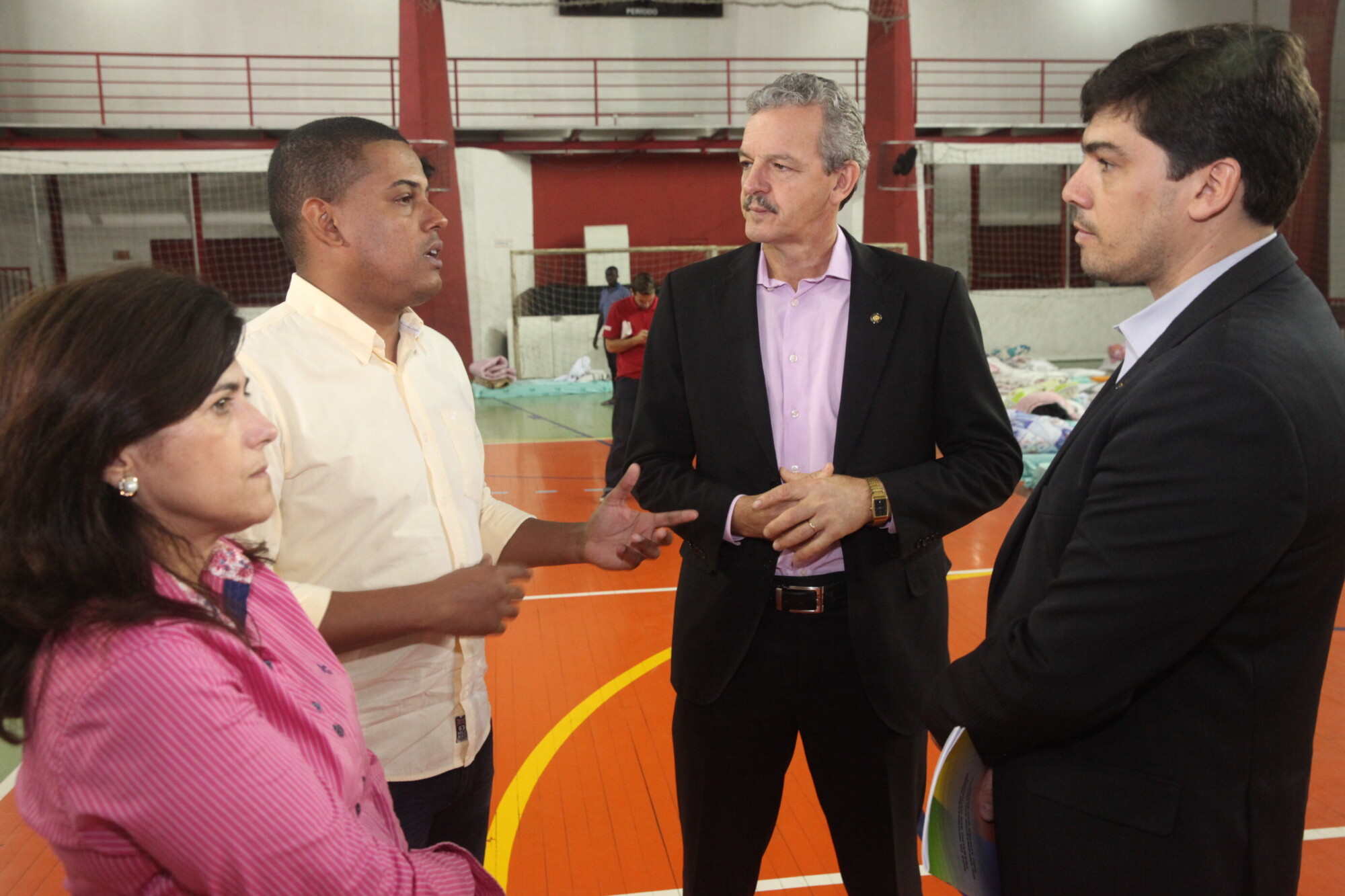 Deputado Dirceu Dresch entre representantes dos órgãos governamentais
