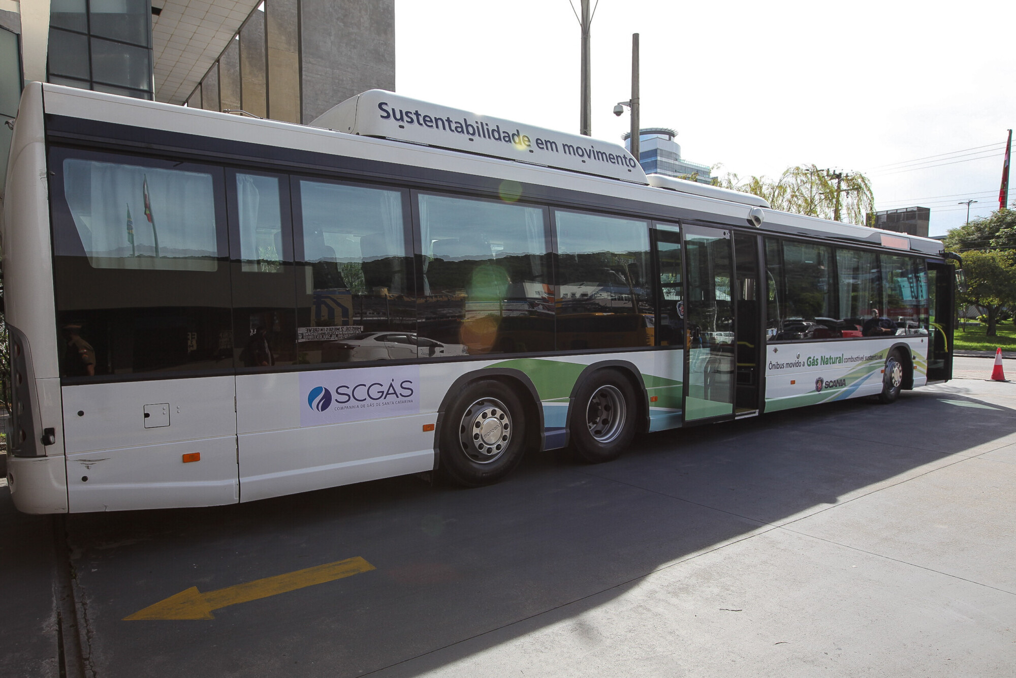 Primeiro ônibus movido 100% a gás natural é exposto na Assembleia