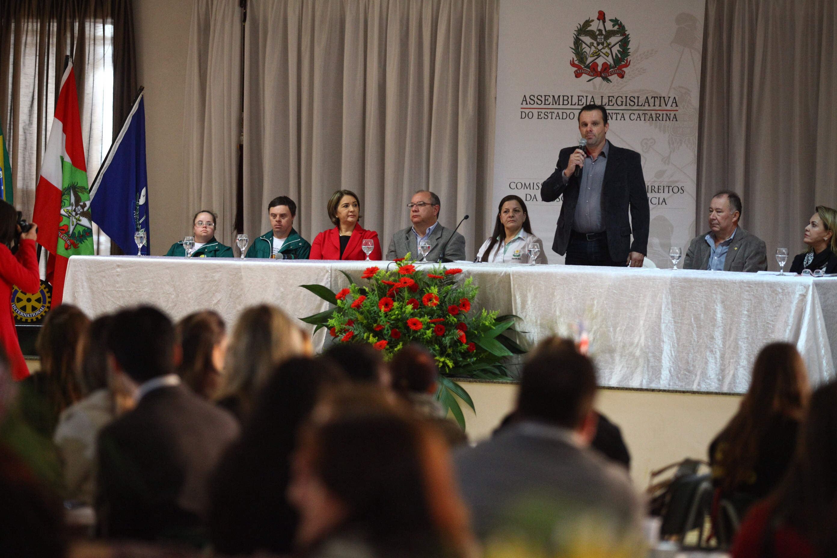 Seminário Doenças Raras - Iraldo Sorgato (ao microfone)