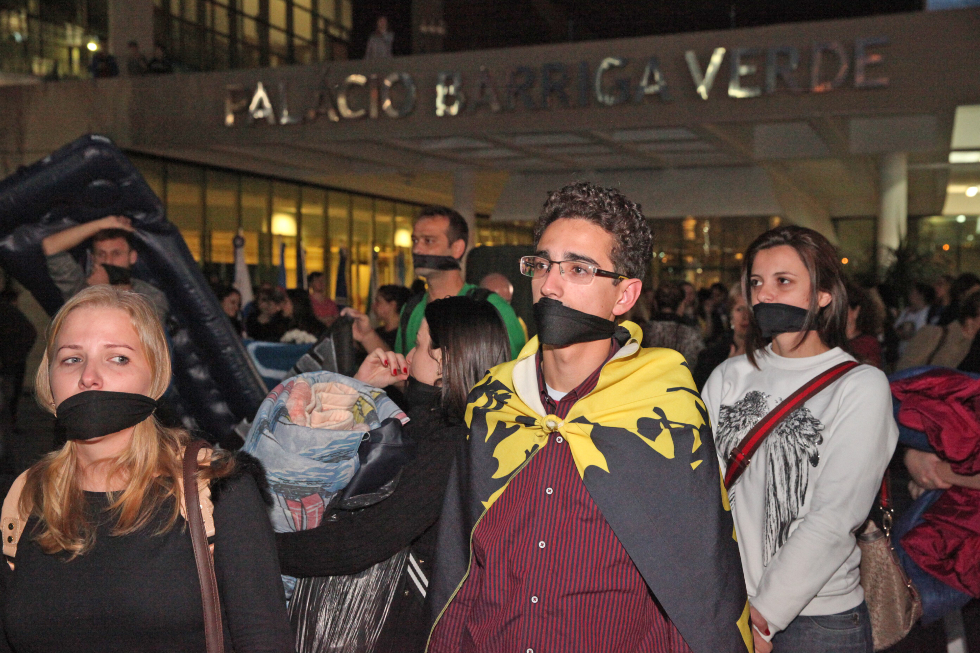 Professores desocupam a Assembleia Legislativa