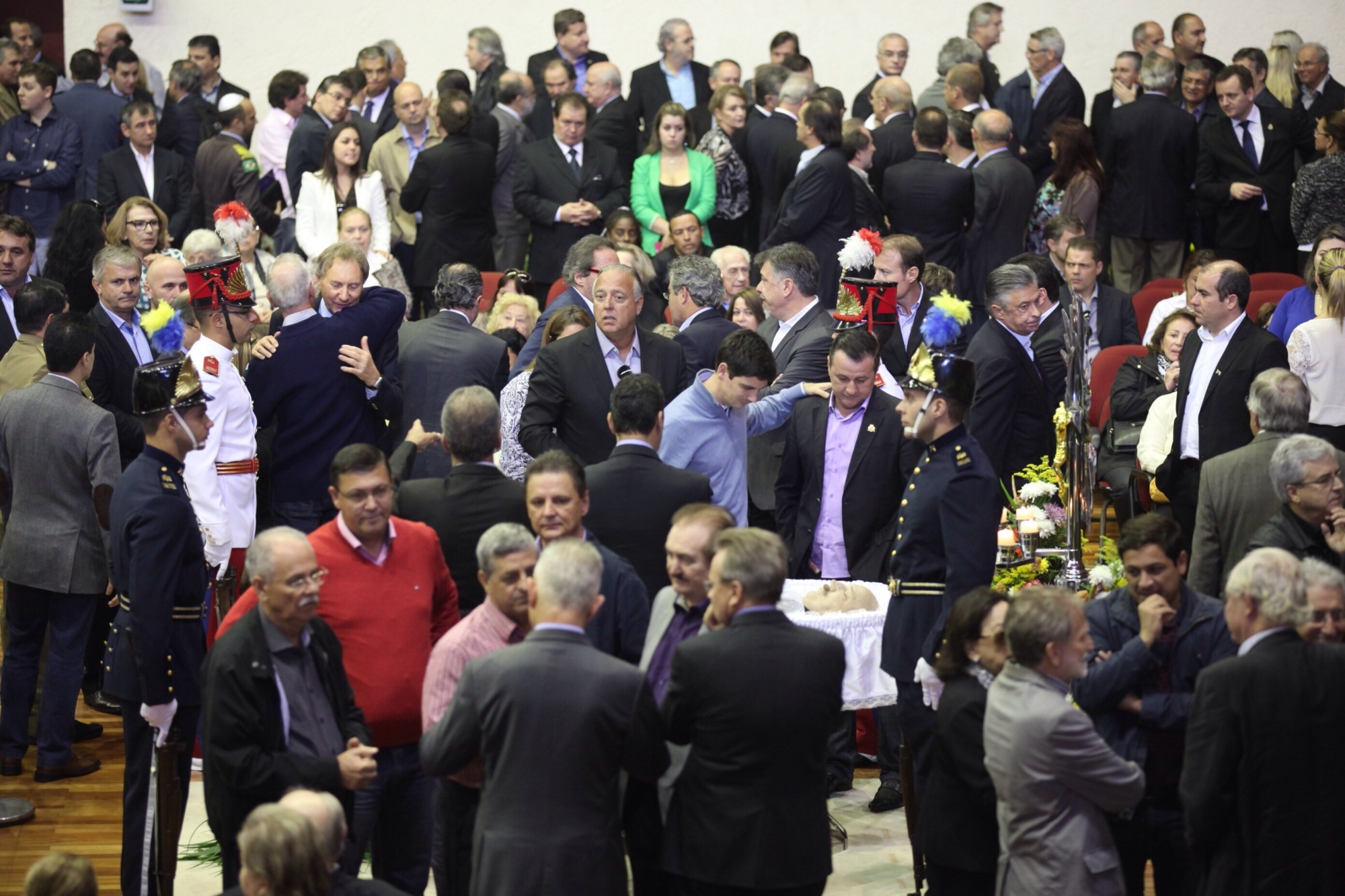 Senadores catarinenses prestam homenagem a Luiz Henrique
