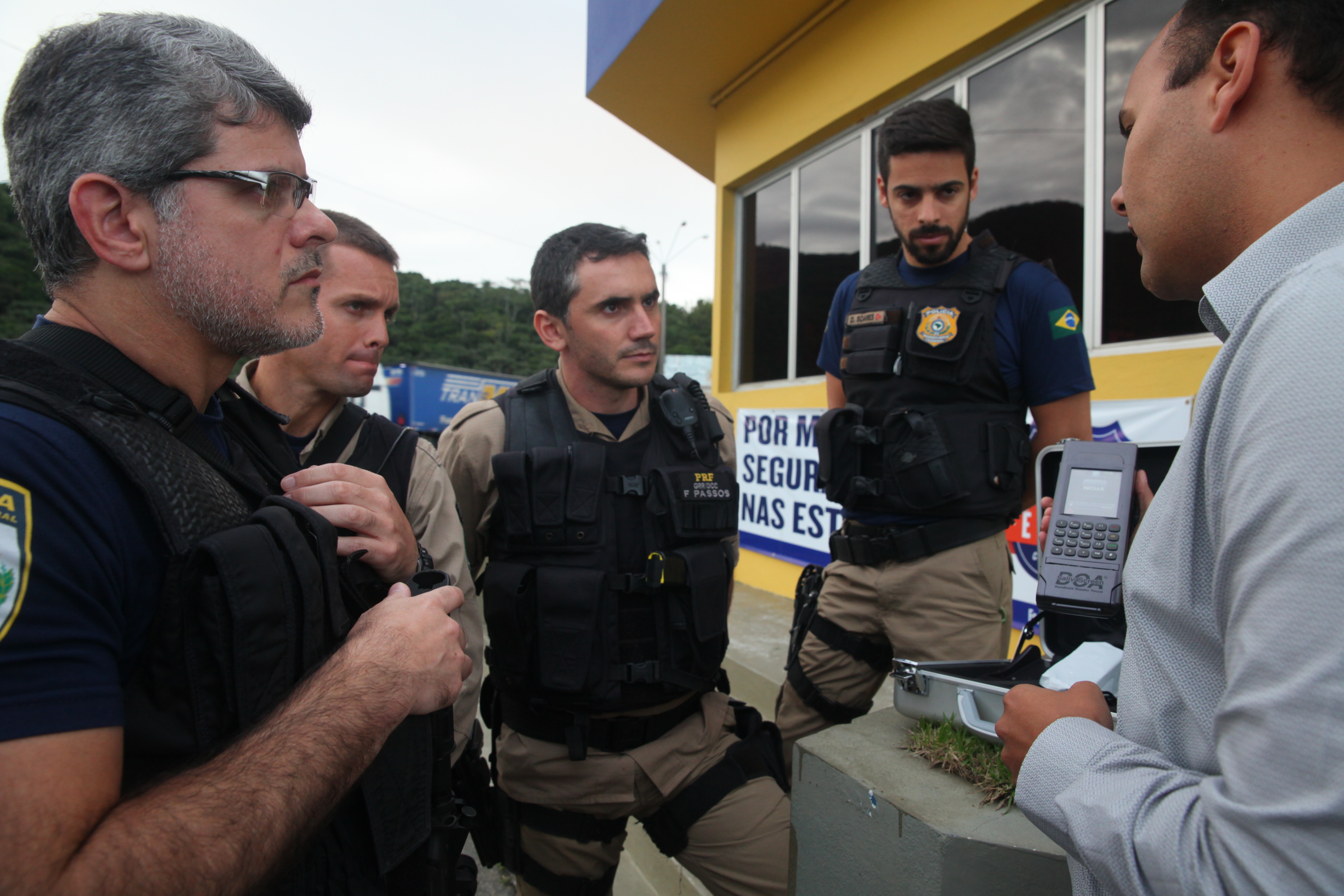 Base da Polícia Rodoviária Federal de Itapema realiza blitz  utilizando o Drogômetro. Foto: Eduardo Guedes de Oliveira / Agência AL