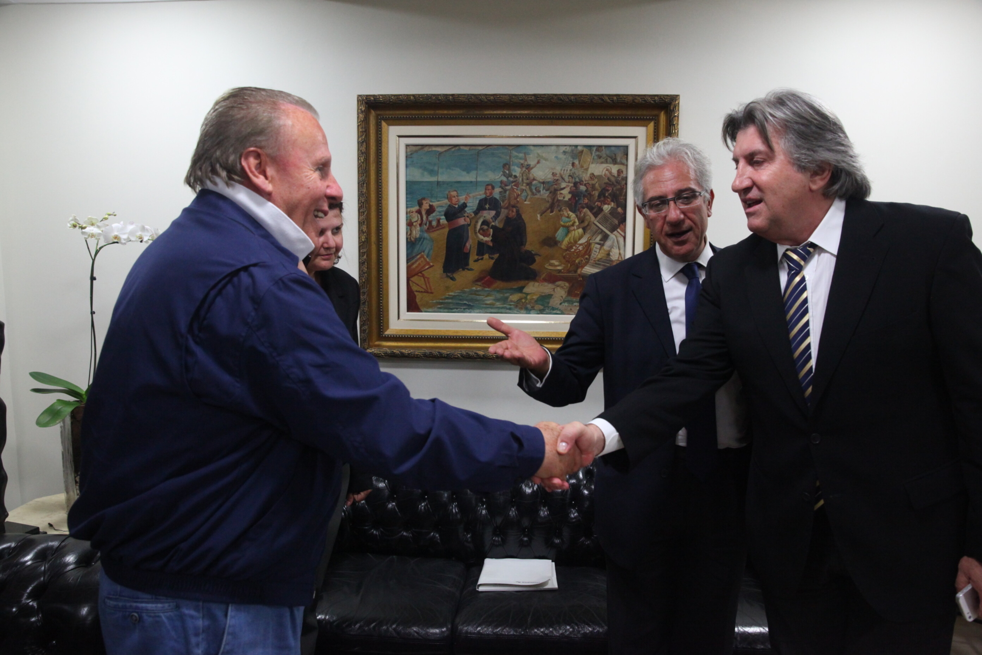 Presidente da União do Comércio na Itália visita o Parlamento
