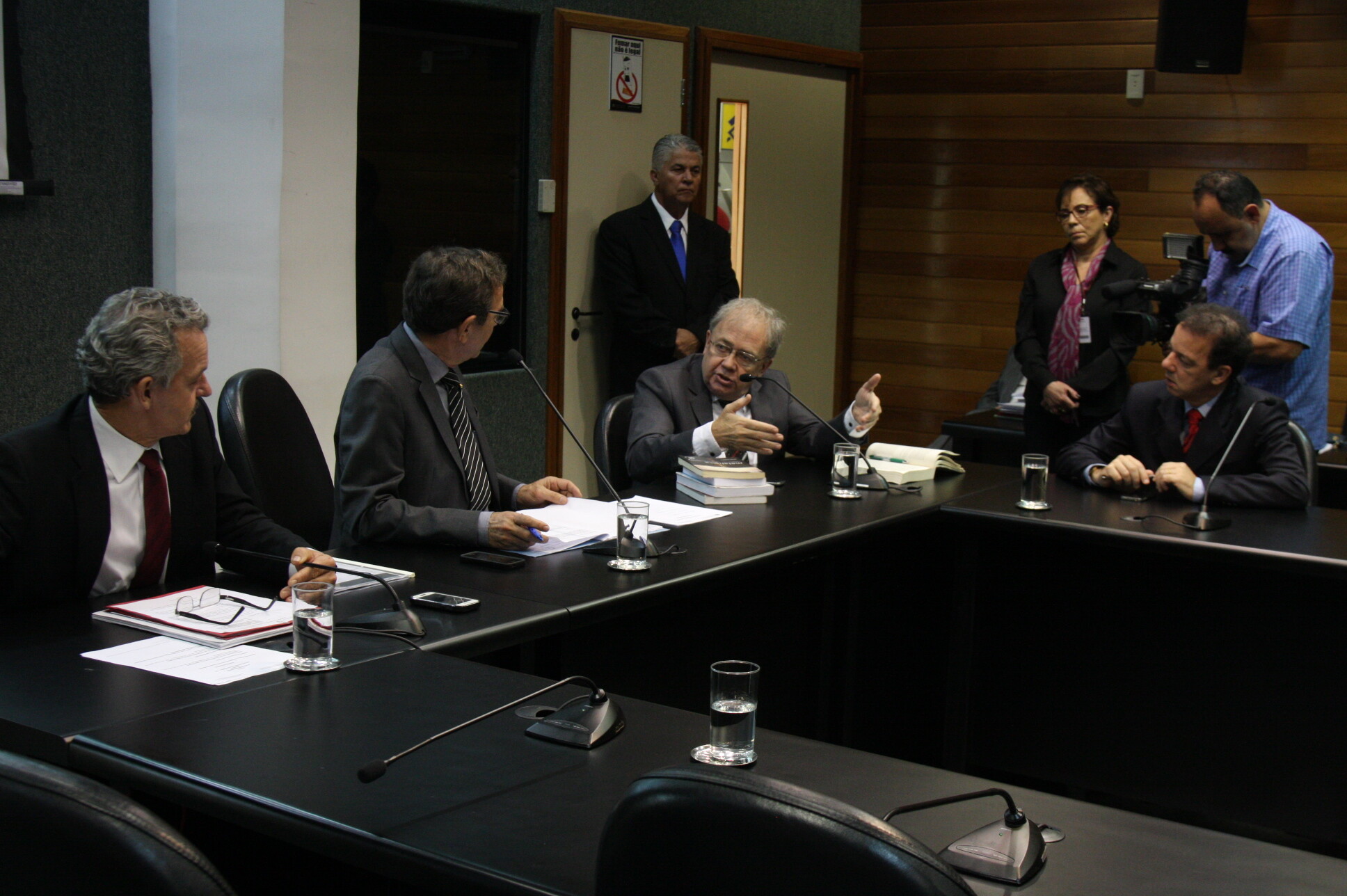 PLC define que chefe do MPSC vai fixar bolsa de estágio no órgão