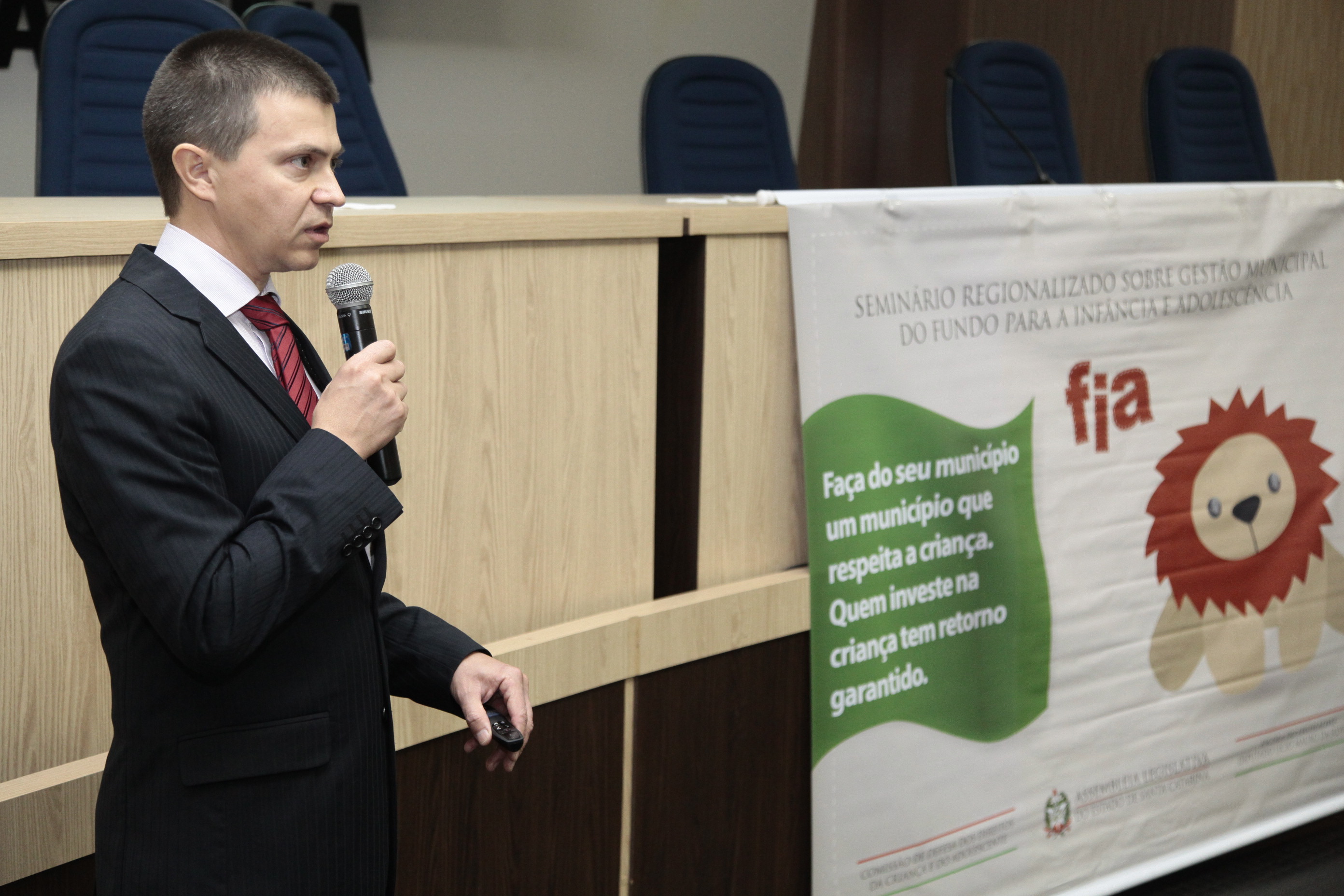 Seminário sobre o Fundo para a Infância e Adolescência Estadual (FIA) - Chapecó. Roberto Forcelius. Foto: Miriam Zomer/Agência AL