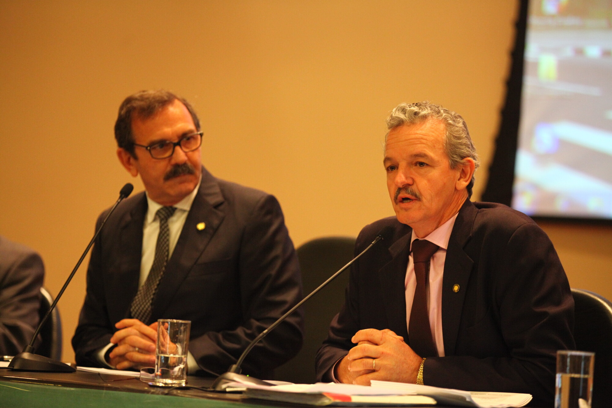 Deputados Serafim Venzon, presidente da comissão, e Dirceu Dresch, proponente da audiência FOTO: Solon Soares/Agência AL