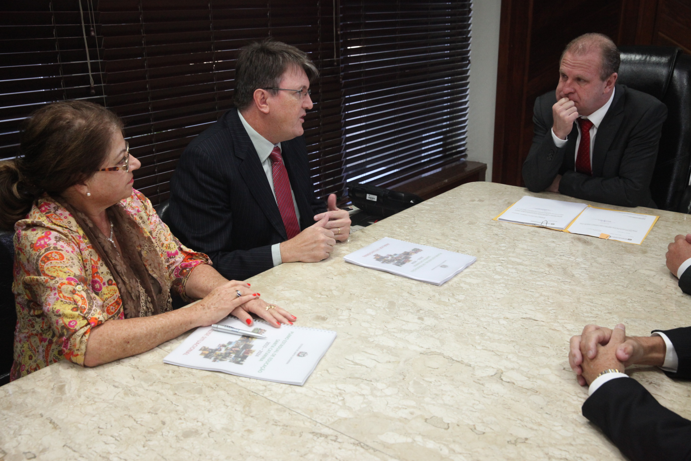 Presidente da Alesc, deputado Gelson Merisio, recebe o Plano Estadual de Educação das mãos do Secretário Estadual de Educação, Eduardo Deschamps. Foto: Fábio Queiroz / Agência AL