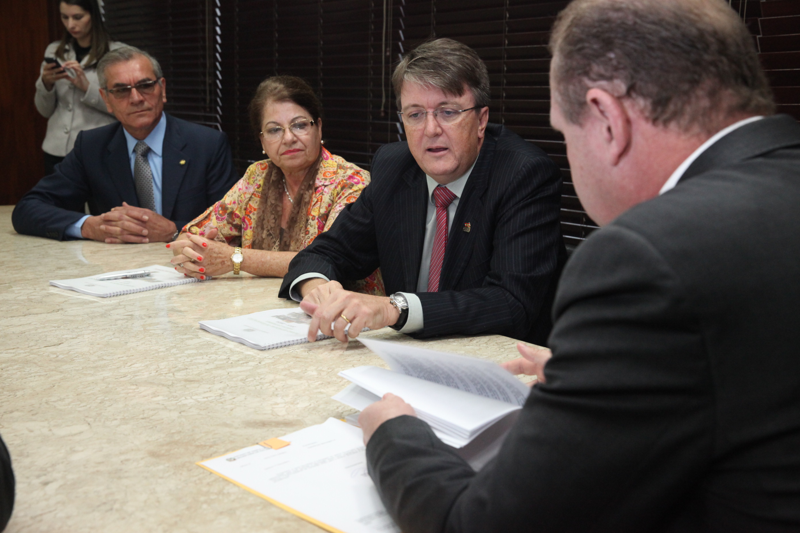 Presidente da Alesc, deputado Gelson Merisio, recebe o Plano Estadual de Educação das mãos do Secretário Estadual de Educação, Eduardo Deschamps. Foto: Fábio Queiroz / Agência AL
