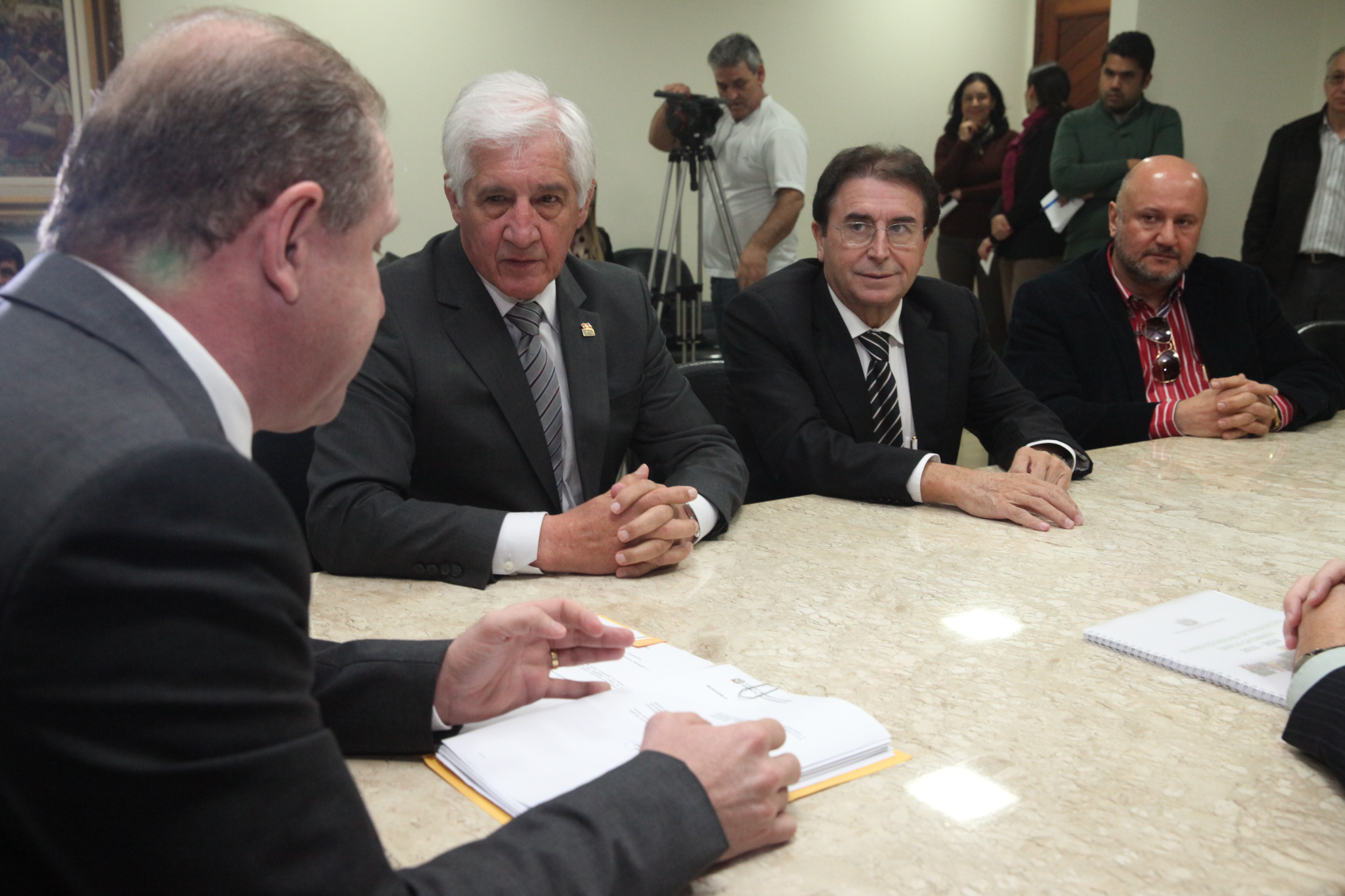 Presidente da Alesc, deputado Gelson Merisio, recebe o Plano Estadual de Educação das mãos do Secretário Estadual de Educação, Eduardo Deschamps. Foto: Fábio Queiroz / Agência AL
