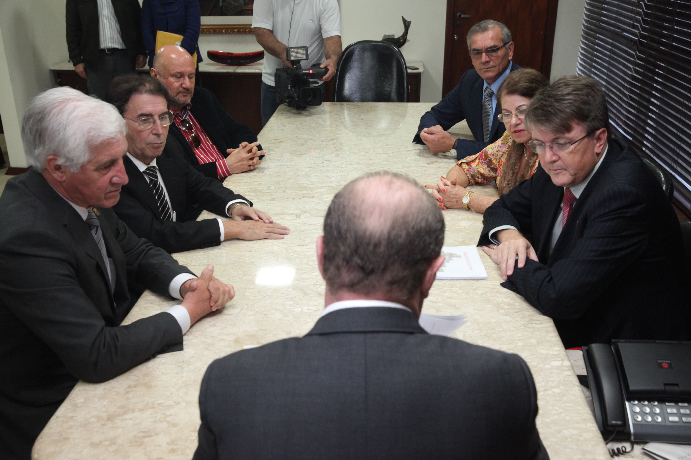 Presidente da Alesc, deputado Gelson Merisio, recebe o Plano Estadual de Educação das mãos do Secretário Estadual de Educação, Eduardo Deschamps. Foto: Fábio Queiroz / Agência AL