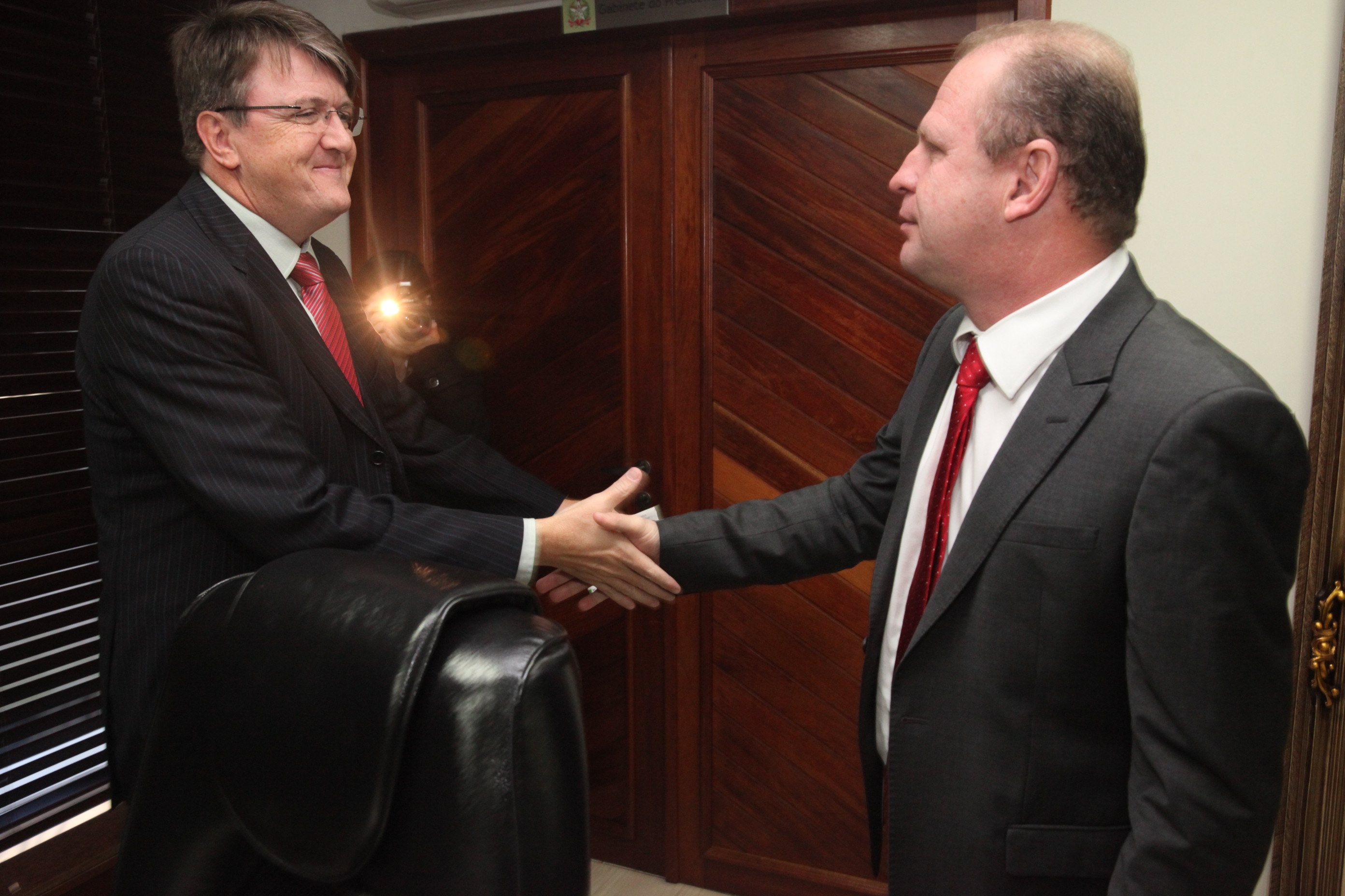 Presidente da Alesc, deputado Gelson Merisio, recebe o Plano Estadual de Educação das mãos do Secretário Estadual de Educação, Eduardo Deschamps. Foto: Fábio Queiroz / Agência AL