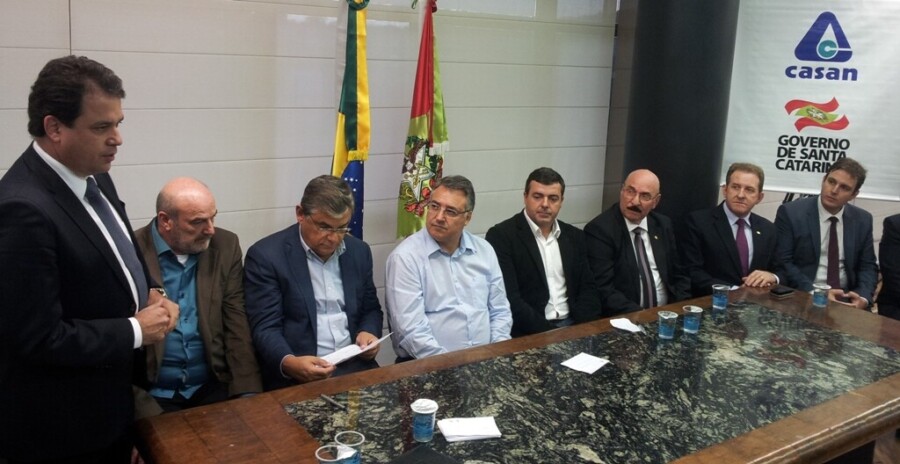 Deputado Rodrigo Minotto (E) participa de lançamento de obras de saneamento no Centro Administrativo, com presença do governador Raimundo Colombo FOTO