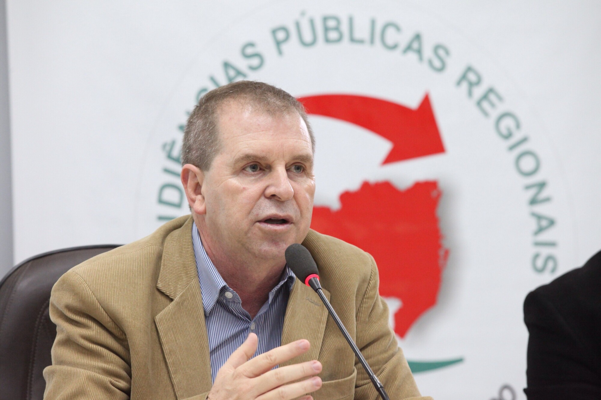 Deputado Maurício Eskudlark (PSD) durante Audiência do Orçamento Regionalizado em Itapiranga. Foto: Fábio Queiroz / Agência AL
