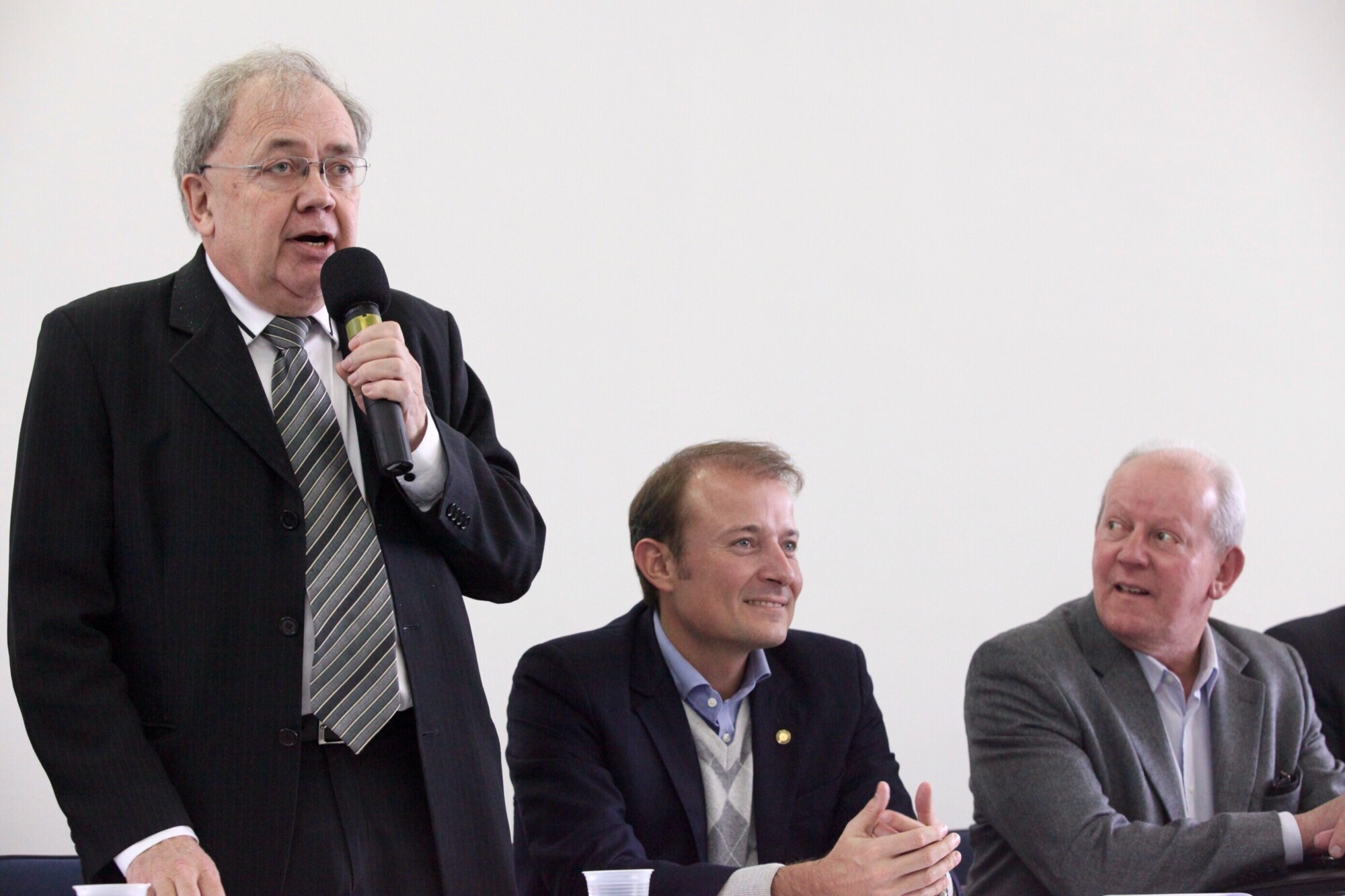 Deputados Fernando Coruja (PMDB) e Gabriel Ribeiro (PSD) ajudaram a coordenar os trabalhos em Lages. Fábio Queiroz/Agência AL