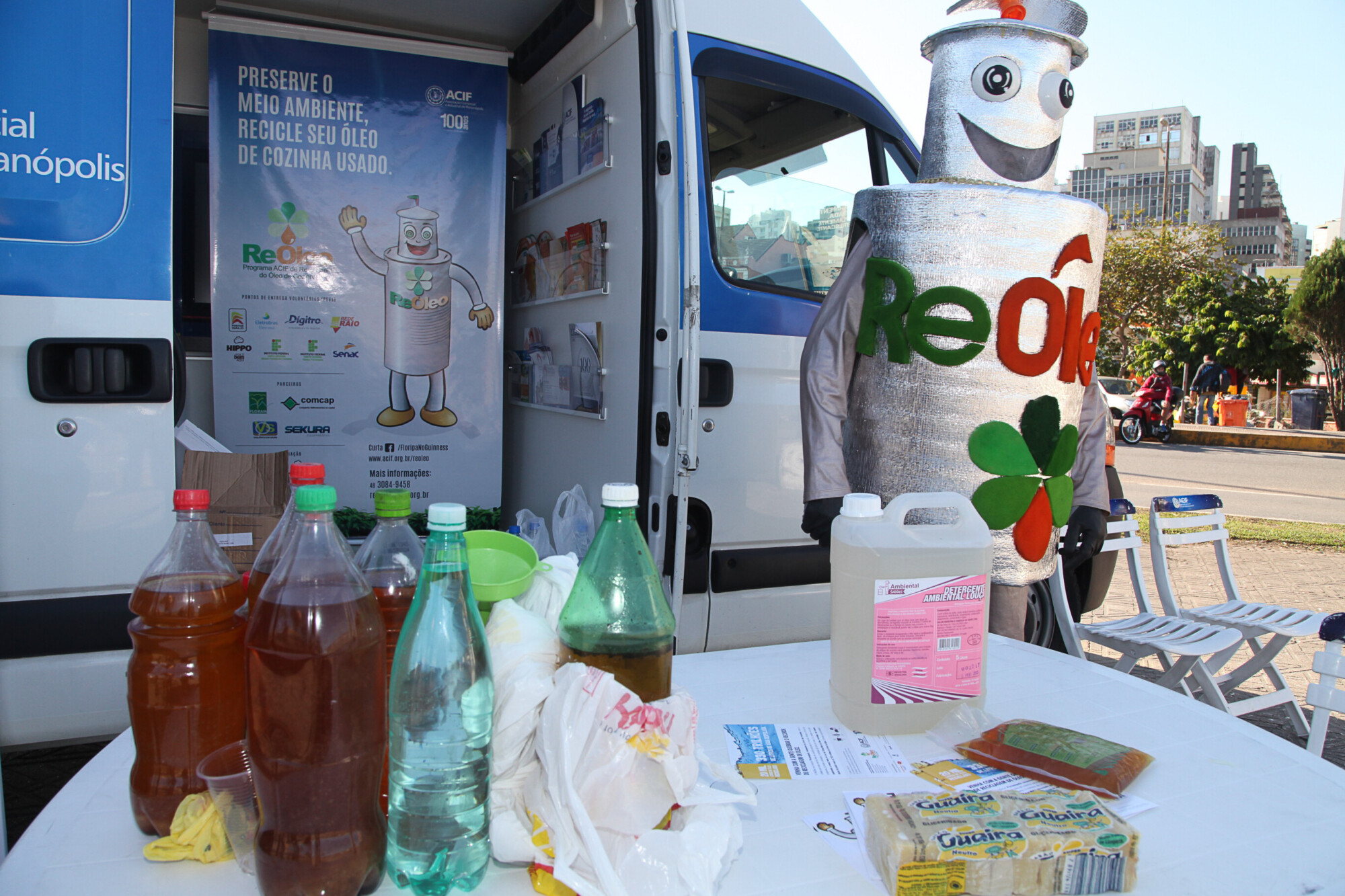 Florianópolis é exemplo mundial na coleta e reciclagem de óleo vegetal
