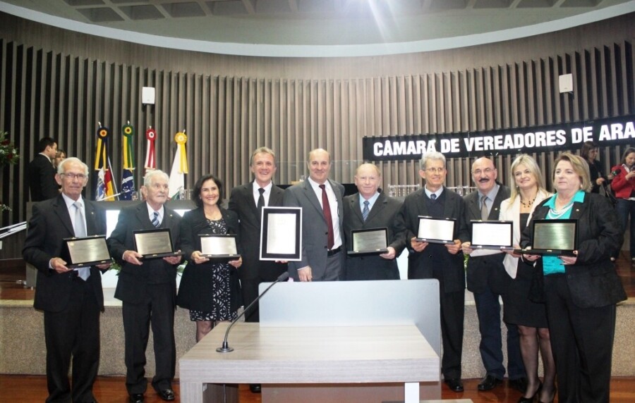 Colaboradores e ex-colaboradores do colégio foram homenageados. FOTO: Divulgação