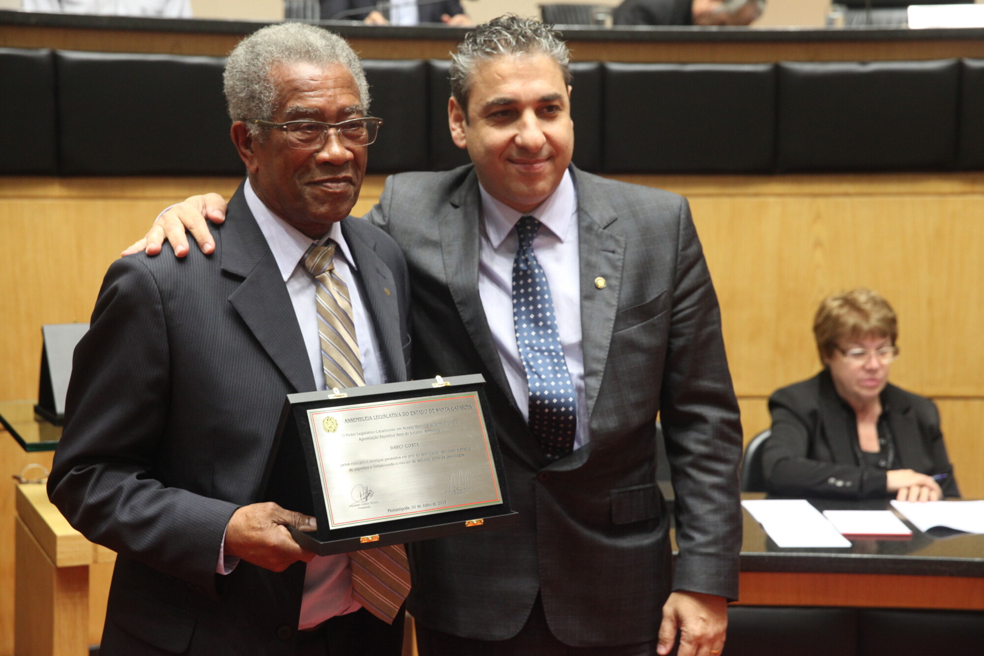 Darci Costa, servidor aposentado, recebeu placa comemorativa do deputado Mário Marcondes