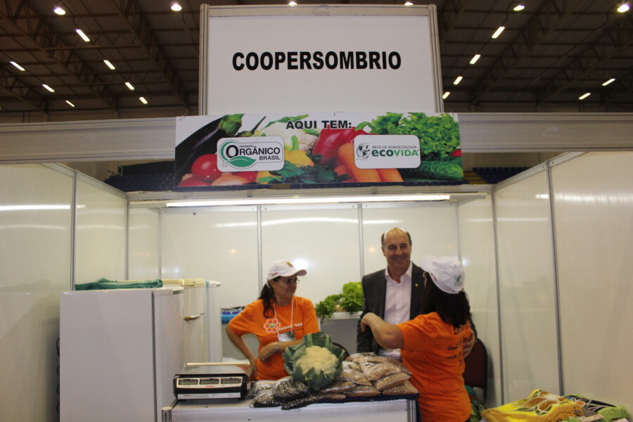Deputado Zé Milton no estande da Coopersombrio na Fetac