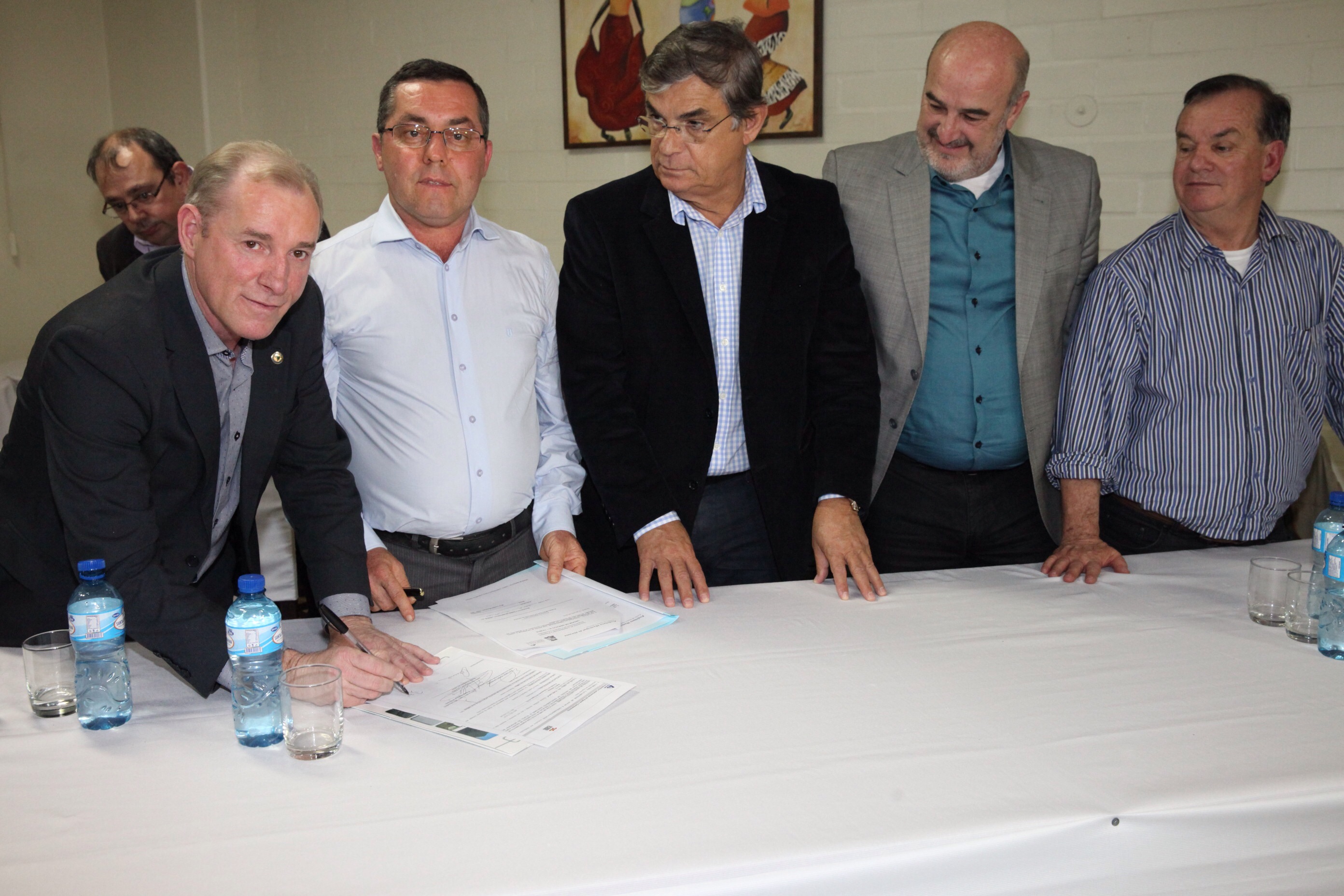 Presidente Interino da Alesc, Deputado Aldo Schneider, assina ordem de serviço da Casan em Ibirama. Foto: Fábio Queiroz / Agência AL