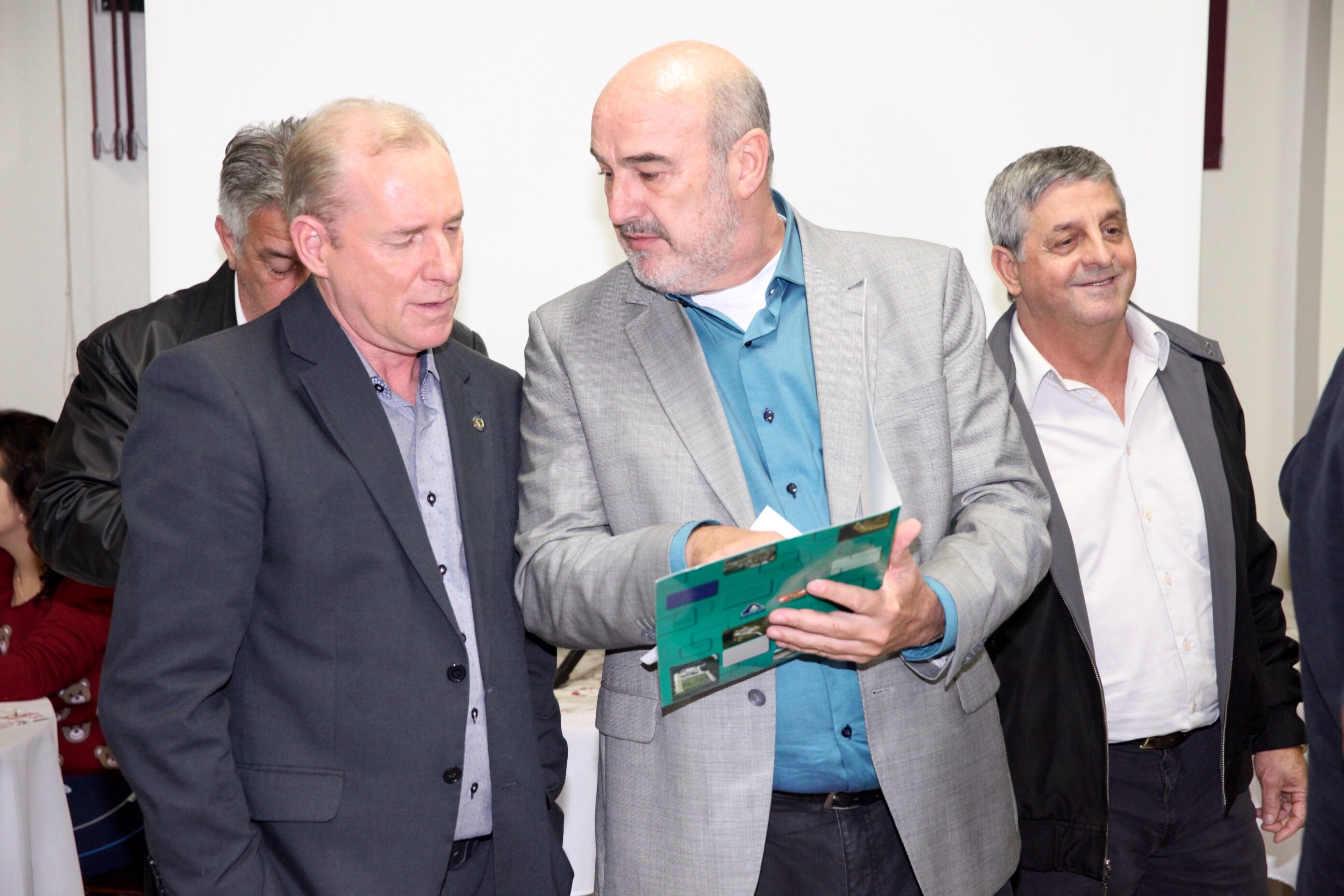 Presidente Interino da Alesc, Deputado Aldo Schneider, assina ordem de serviço da Casan em Ibirama. Foto: Fábio Queiroz / Agência AL