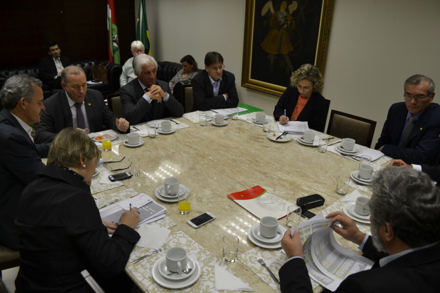 Secretário Nelson Serpa em reunião com a bancada do PT na Alesc FOTO: Ramiro Fernandes