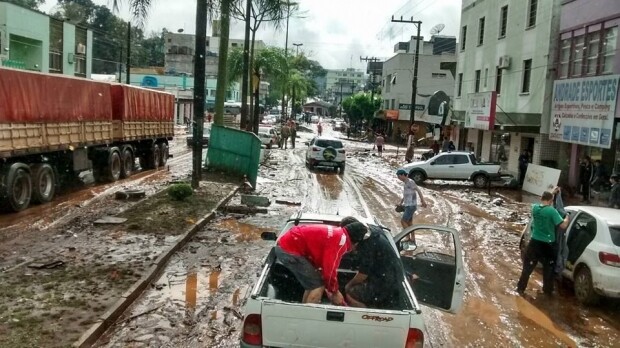 Como está a situação em cidades atingidas pela chuva em SC