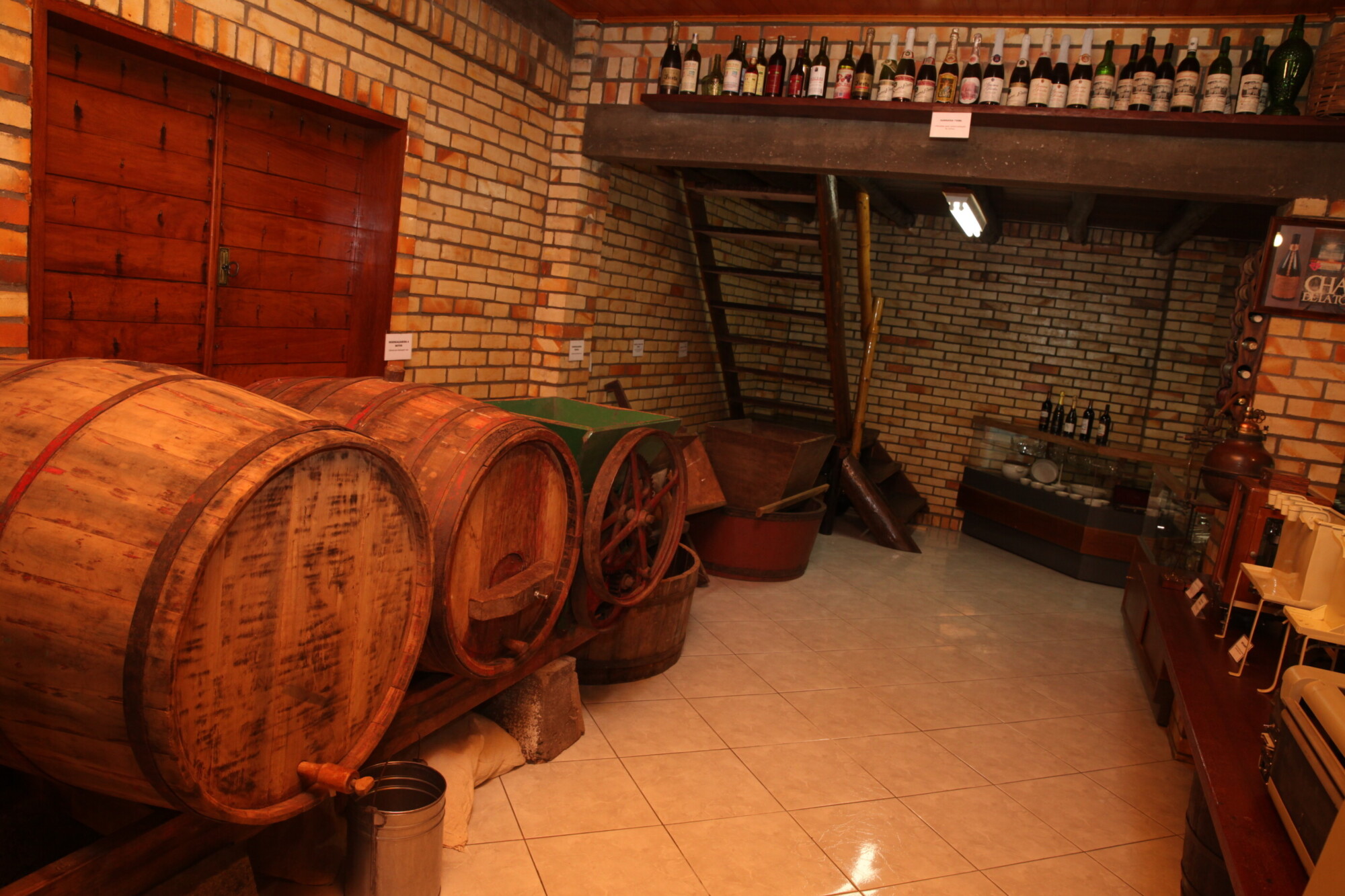Barricas onde o vinho ficava armazenado também estão expostas no local. FOTO: Fábio Queiroz / Agência AL