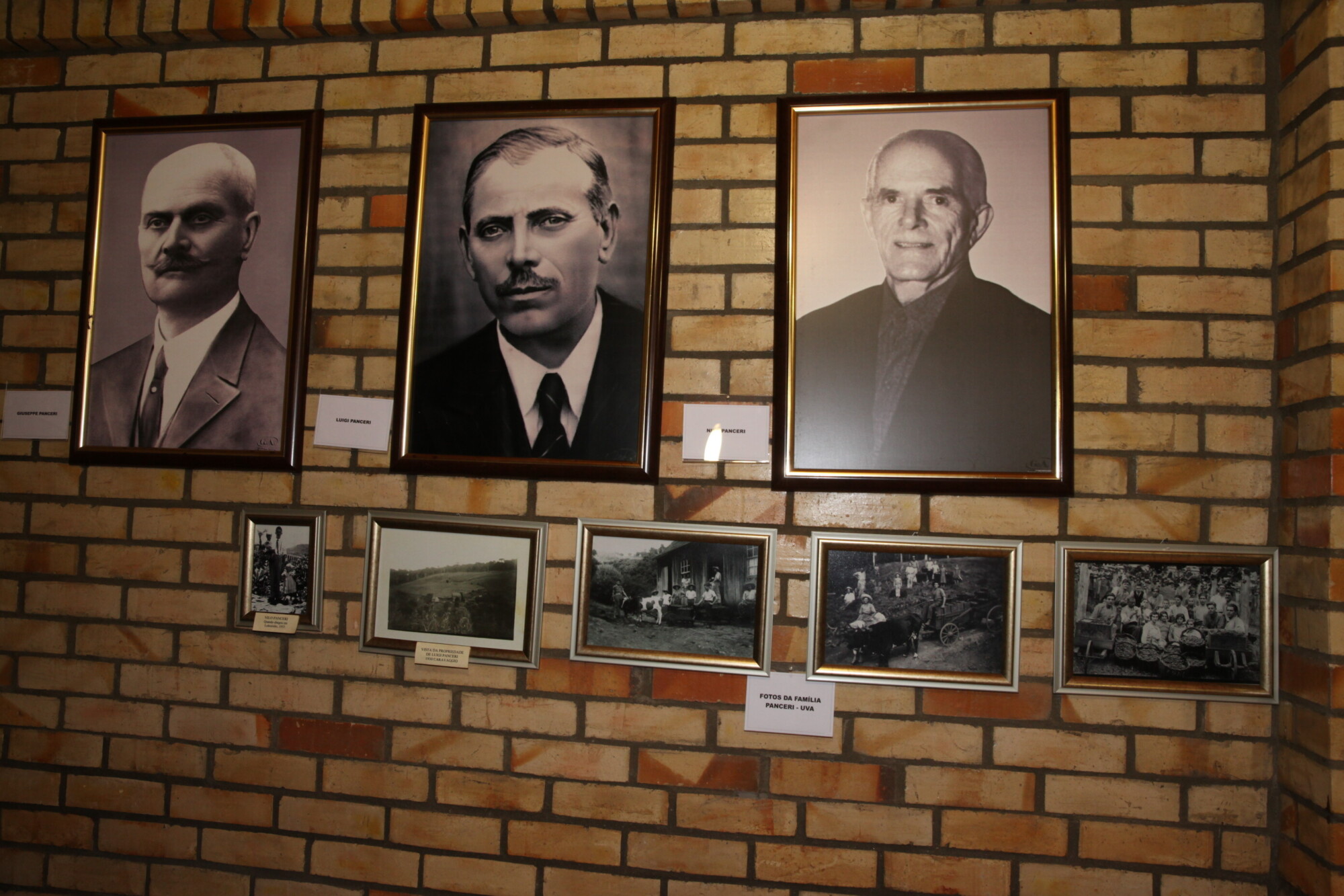 Retratos de família ornamentam paredes do museu. FOTO: Fábio Queiroz / Agência AL