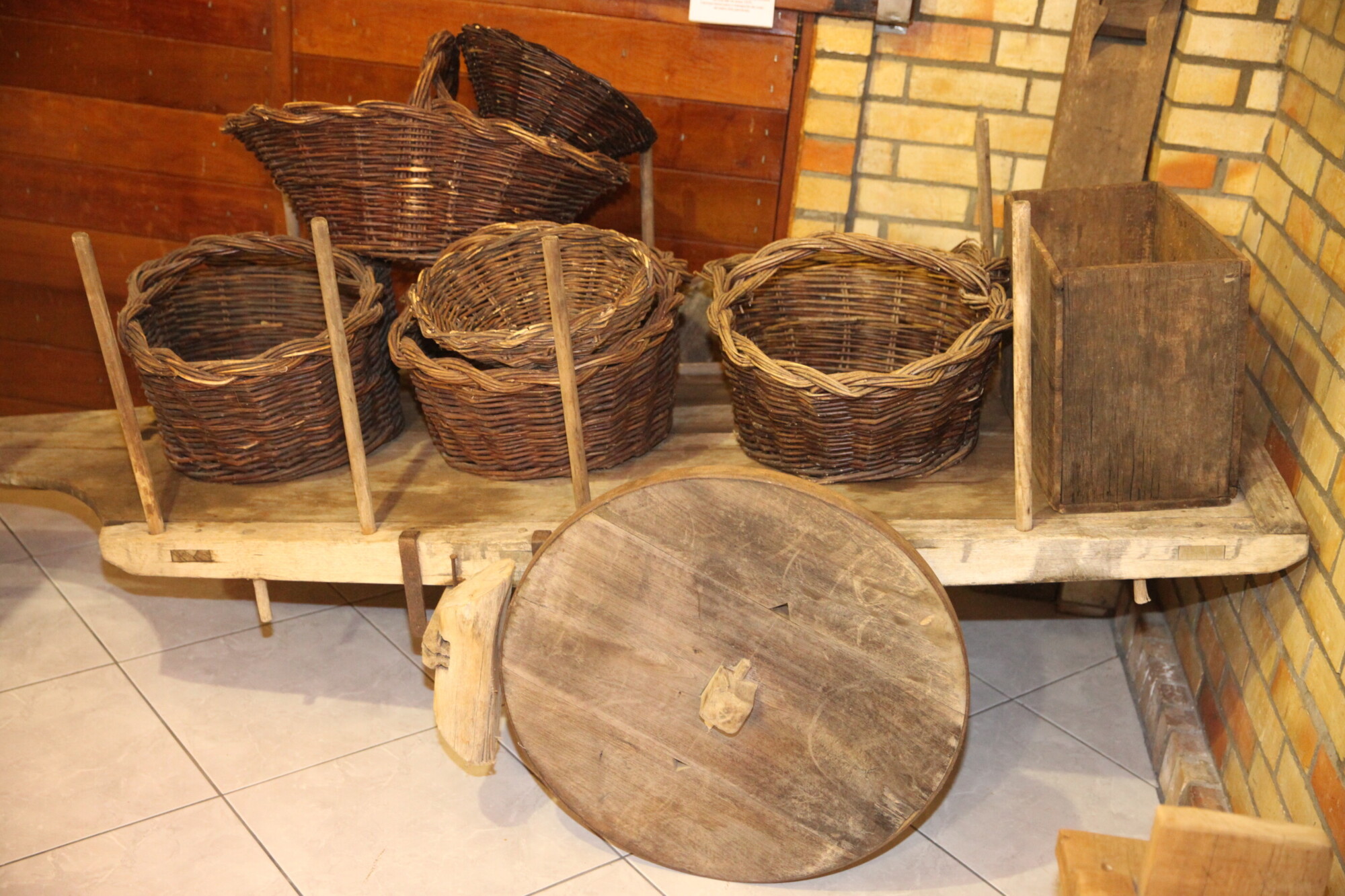 Museu também guarda carros e cestas usadas nas colheitas. FOTO: Fábio Queiroz / Agência AL