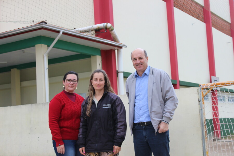 Deputado Zé Milton e dirigentes da escola, em Sombrio