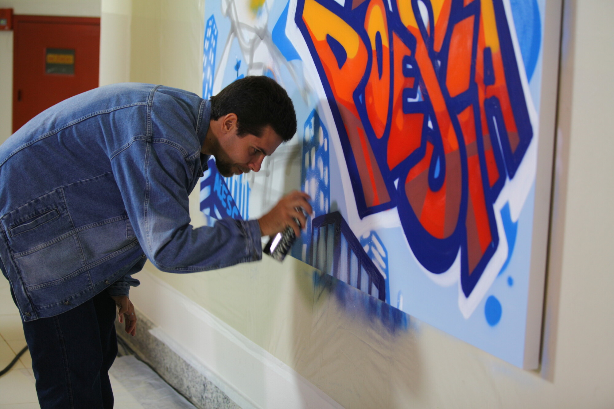 Grafiteiro Wagner Wags pinta tela durante o programa. FOTO: Solon Soares/Agência AL
