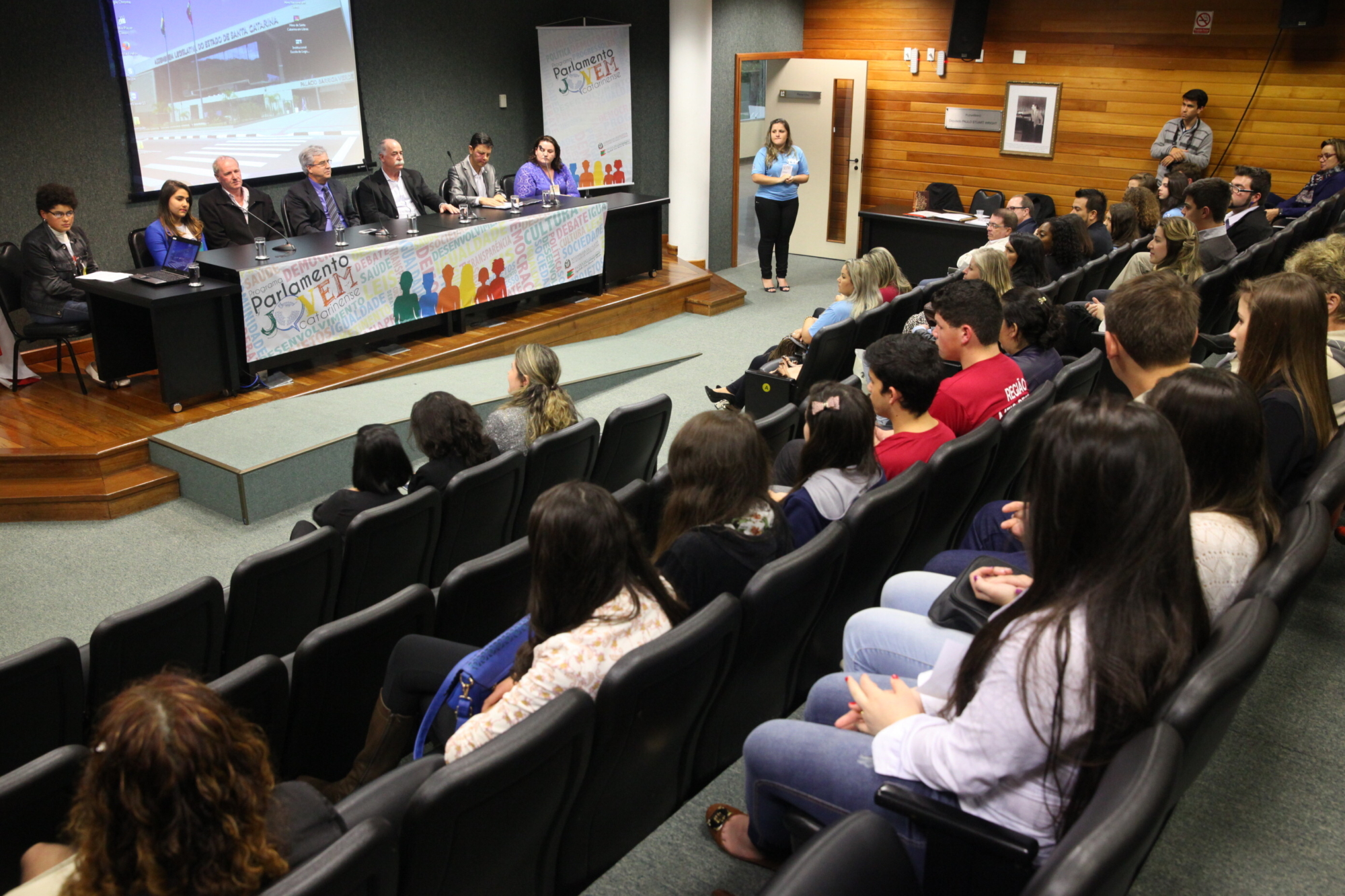 Jovens estudantes têm oportunidade de vivenciar rotina do Poder Legislativo