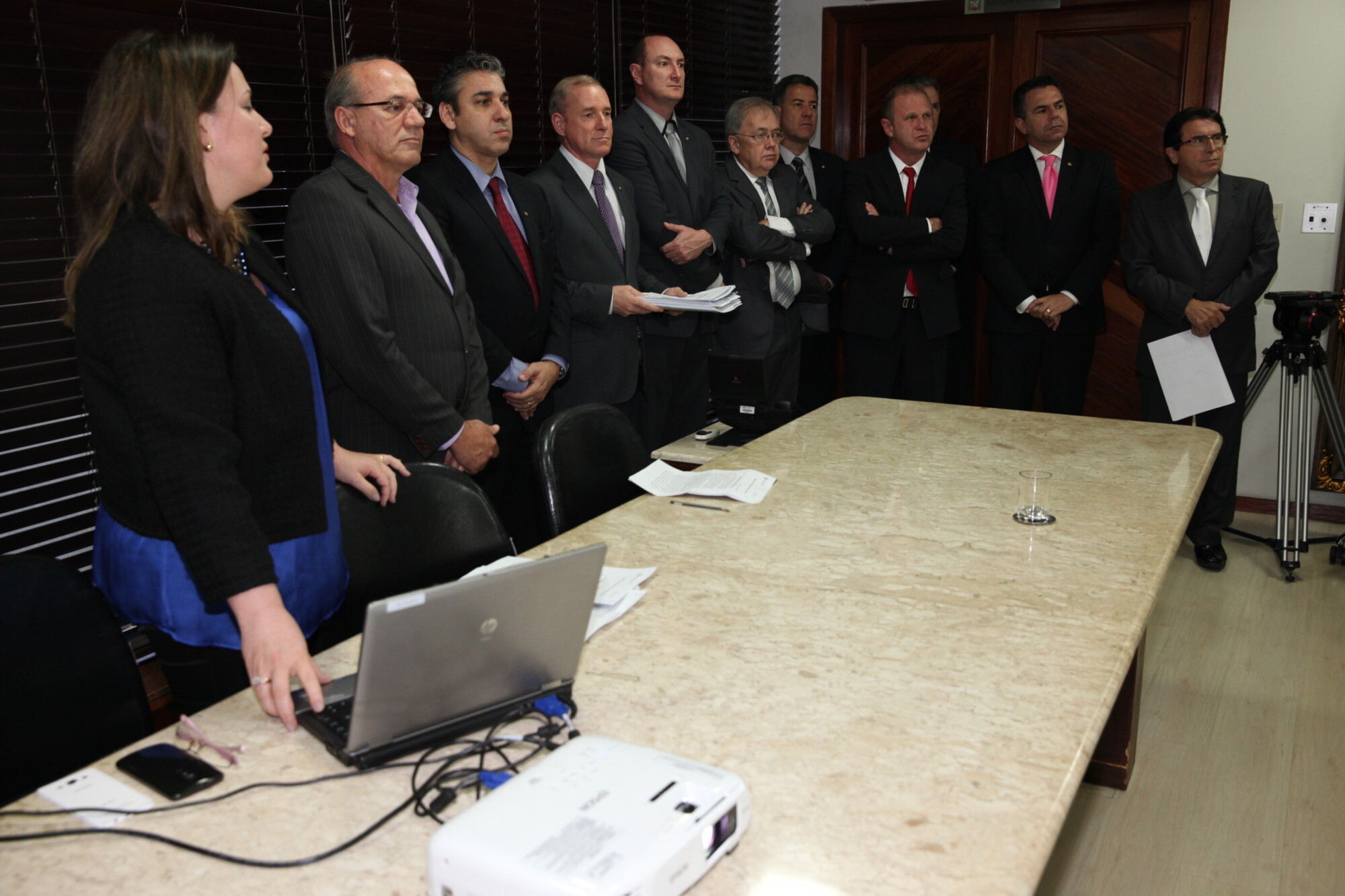 Colegiado que analisa leis catarinenses entrega resultado da primeira etapa da pesquisa ao presidente do Legislativo. FOTO: Fábio Queiroz/Agência AL