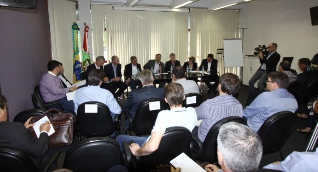 Deputados estaduais acompanharam reunião do governador com prefeitos e lideranças do Oeste. FOTO: James Tavares/Secom