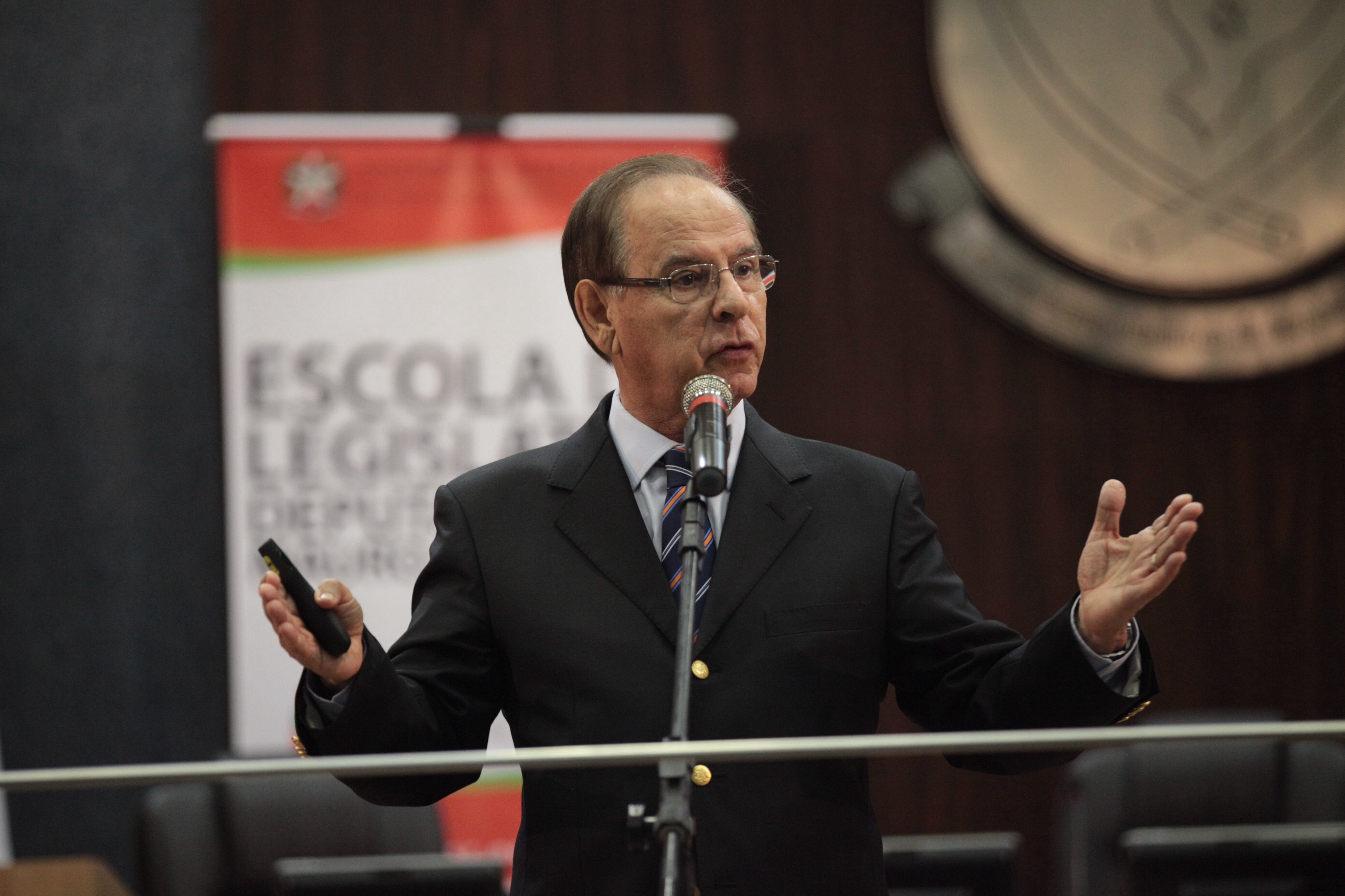 Escola do Legislativo - Formação de Agentes Públicos e Políticos - Moacir Pereira