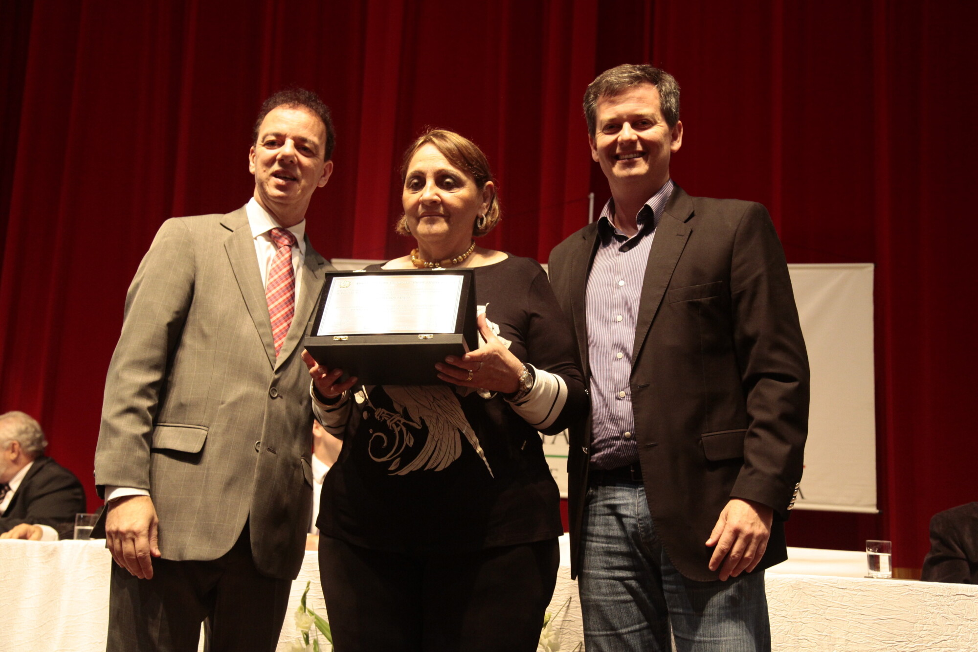 Funcionária Luizita dos Santos recebe a homenagem