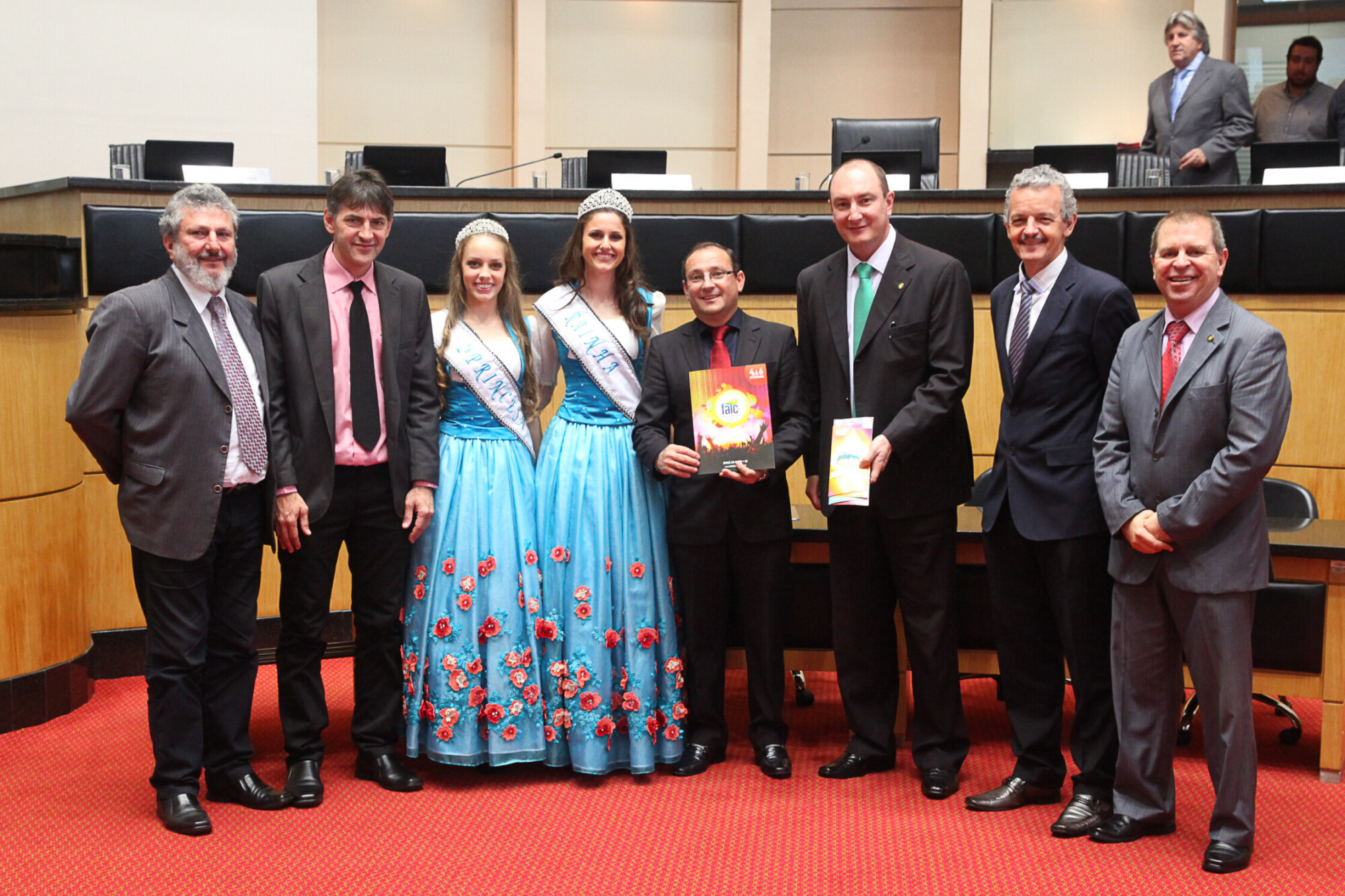 Deputado Padre Pedro, vice Valmor Reis, Thalia e Janaína, prefeito Ilton e deputados Mauro de Nadal, Dirceu Dresch e Maurício Eskudlark