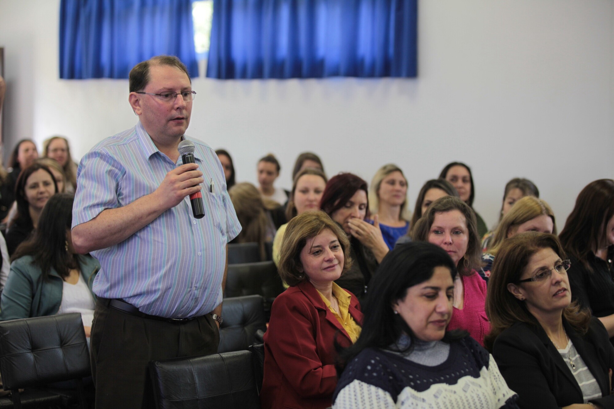 Público comenta o Plano Estadual de Educação. Solon Soares/Agência AL