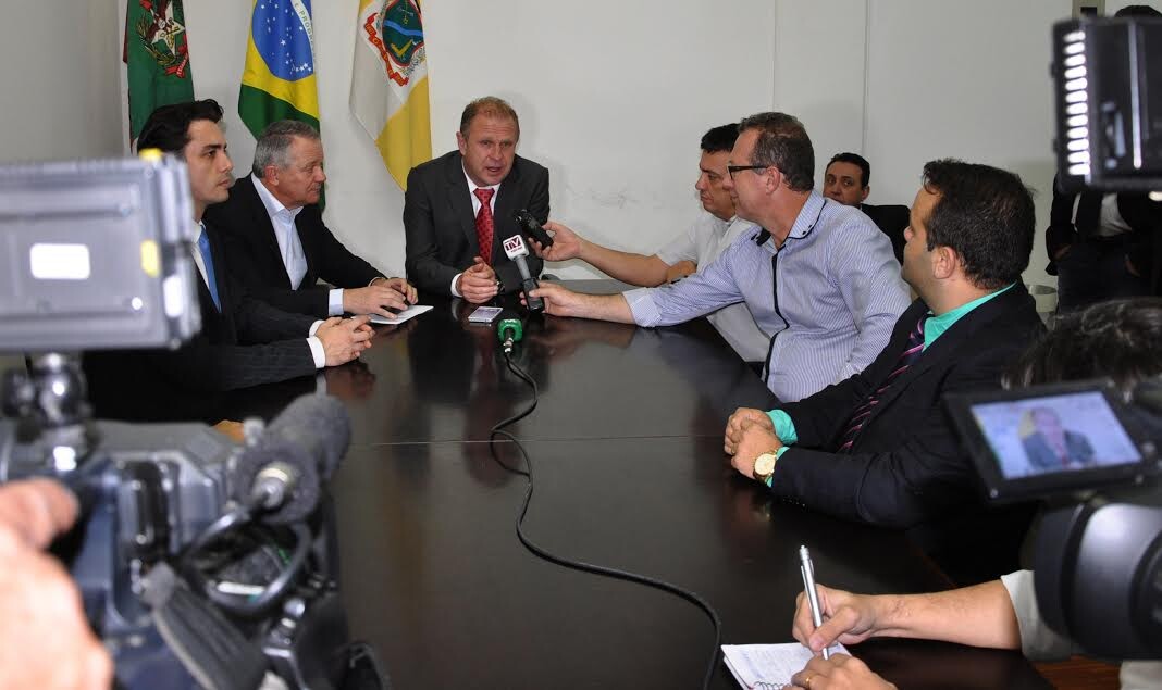 Antes de proferir palestra, deputado Gelson Merisio conversou com jornalistas