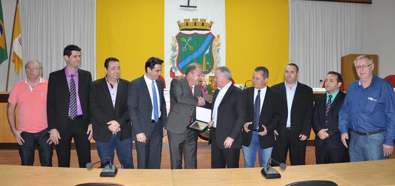 Presidente do Legislativo de Gaspar, vereador José Hilário Melato, entregou placa a Merisio