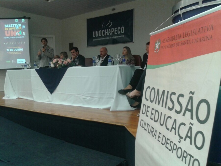 Deputado Neodi Saretta na audiência do PEE em Chapecó
