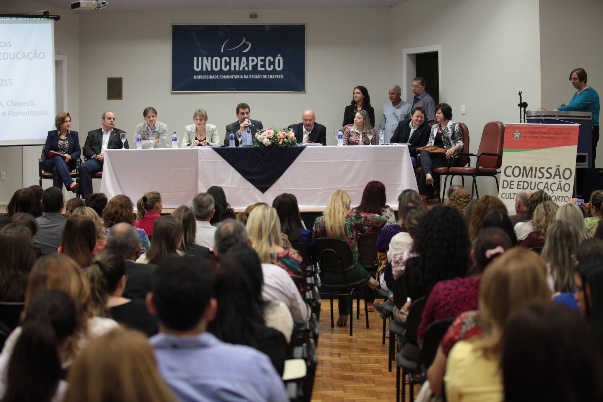 Com auditório lotado, prosseguem em Chapecó os debates sobre o PEE