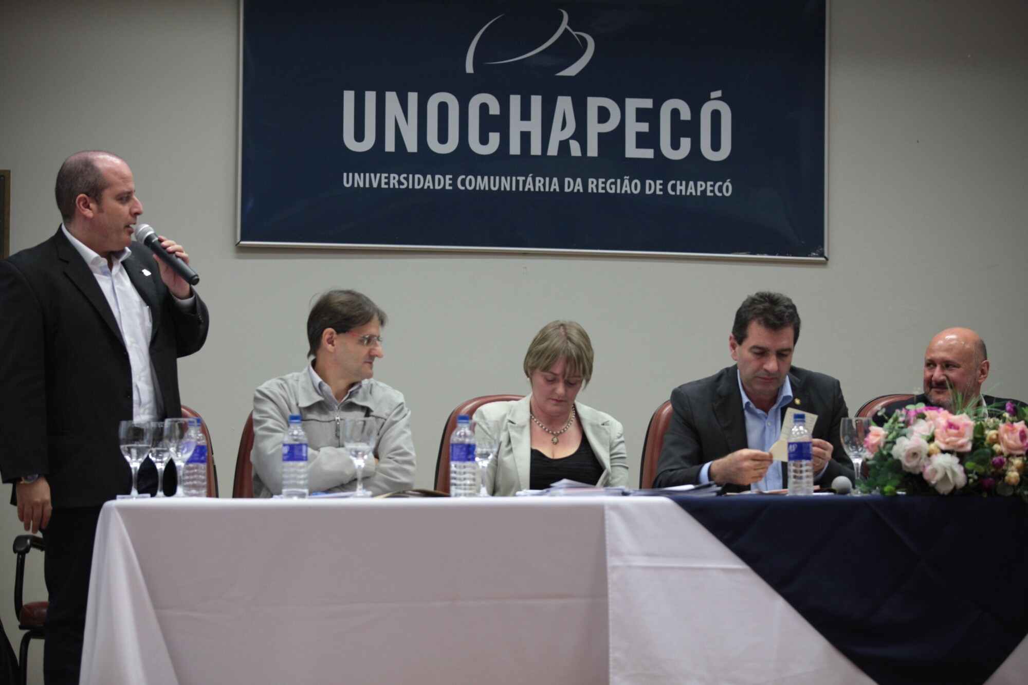 Compondo a mesa, os deputados Neodi Sareta, Luciane Carminatti e Valdir Cobalchini. Foto: Solon Soares/Agência AL