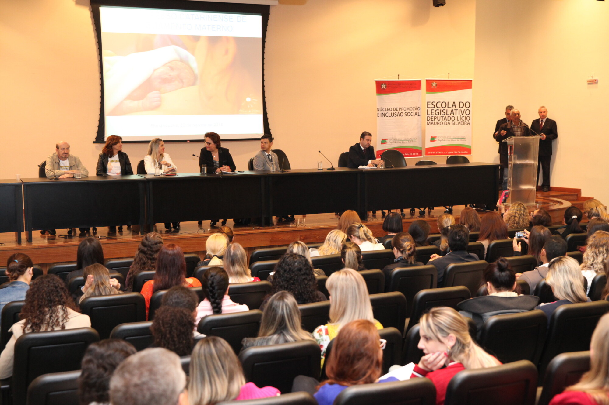 Escola promove I Congresso Catarinense de Aleitamento Materno