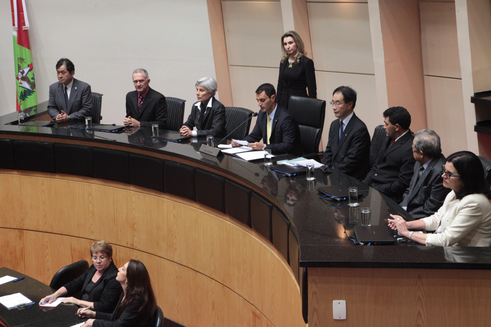 Parlamento presta homenagem às vítimas da bomba atômica no Japão