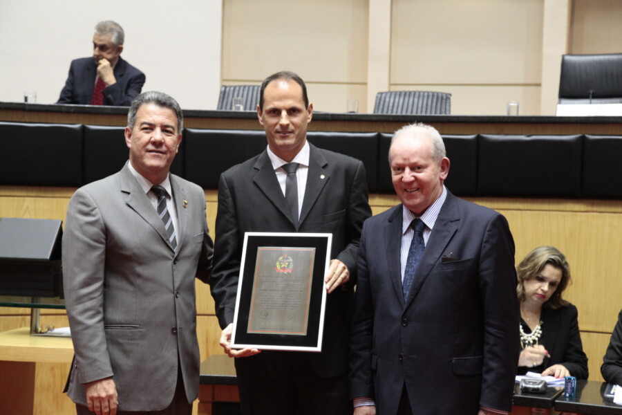 Deputados Marcos Vieira e Jean Leutprecht entregam placa de homenagem ao presidente do clube Martinelli, Jean Lima FOTO: Miriam Zomer/Agência AL