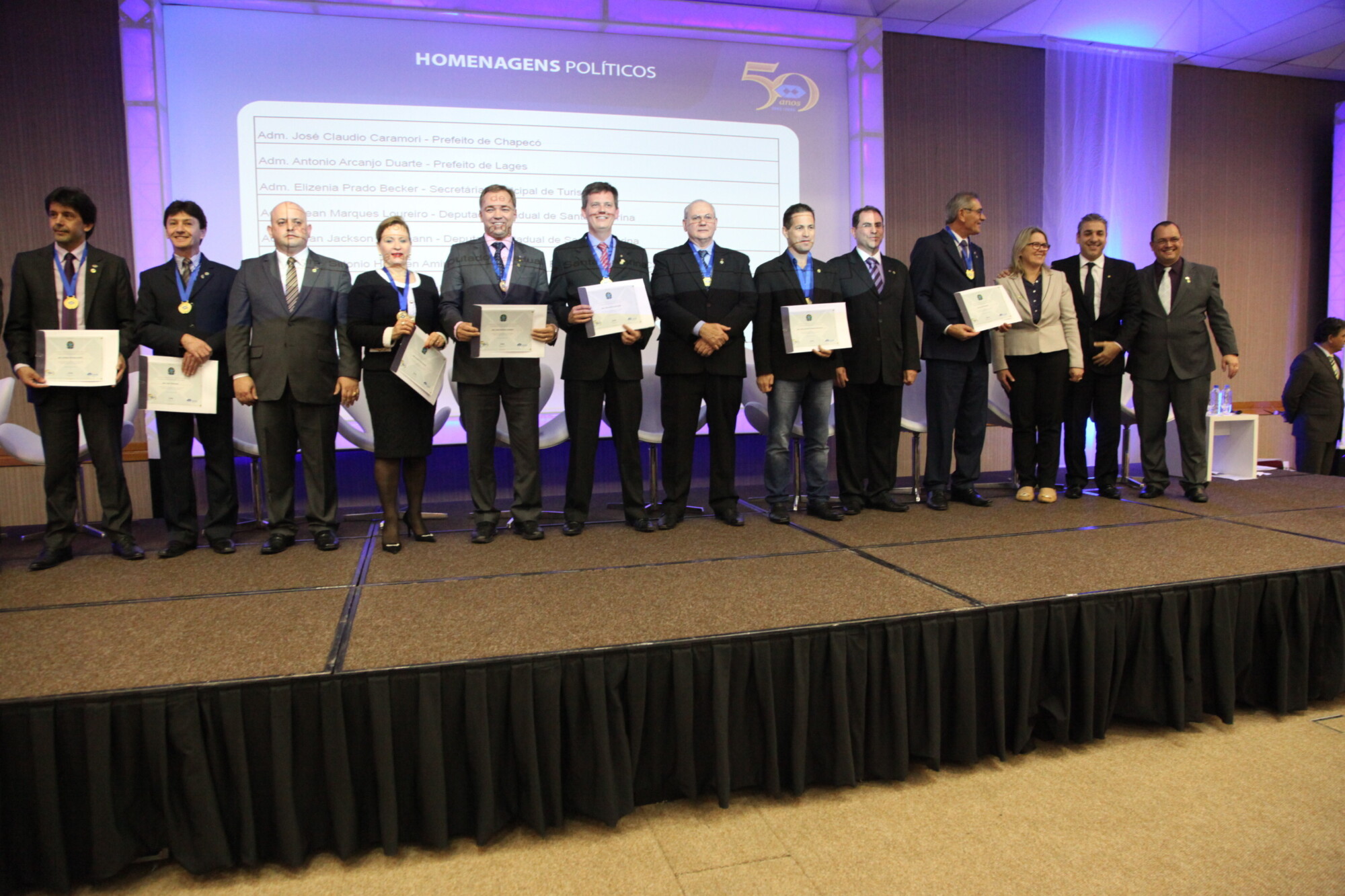 Deputados recebem homenagem durante o Fórum Estadual do CRA-SC