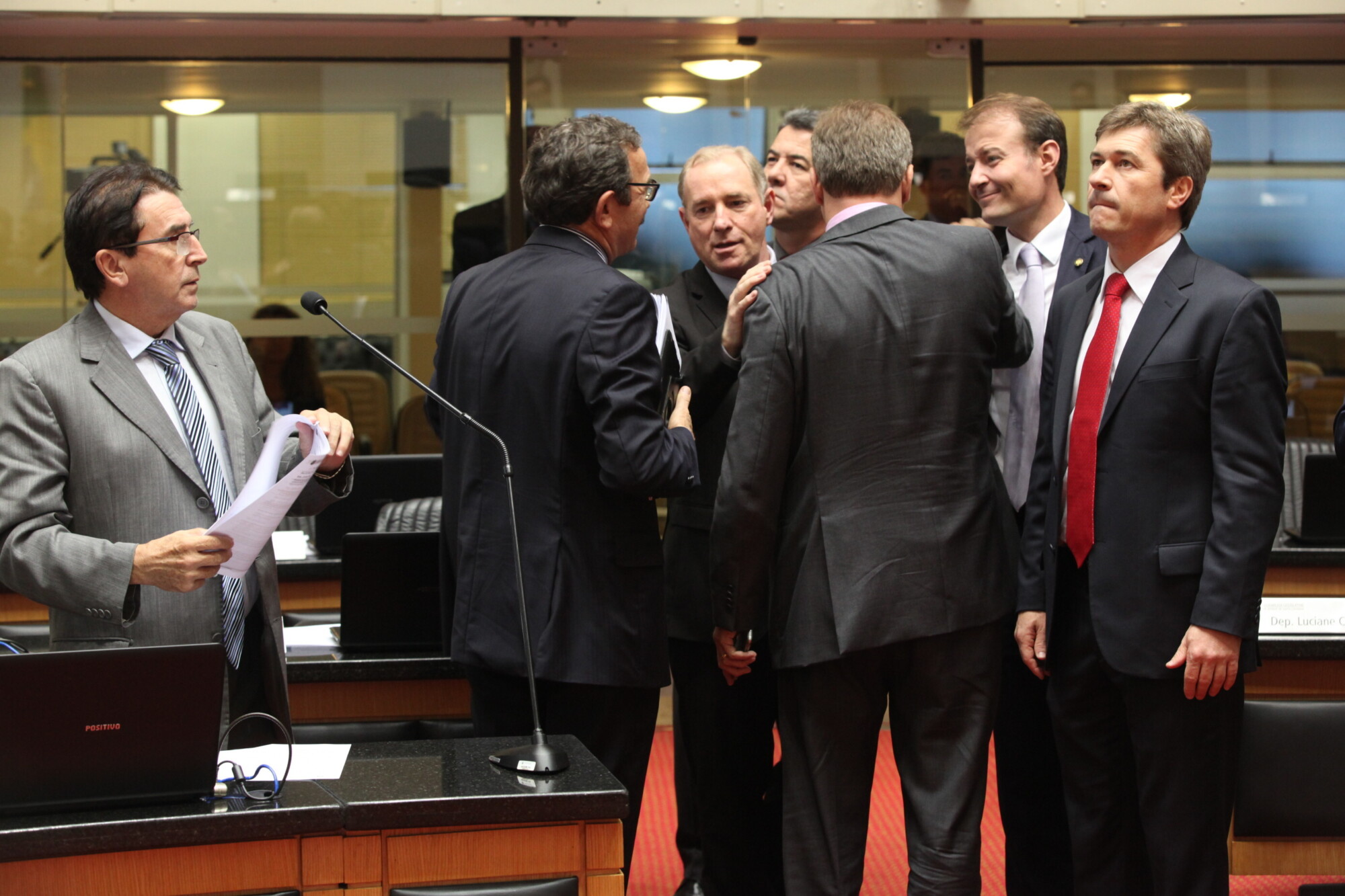 Aumento de impostos divide opinião dos deputados