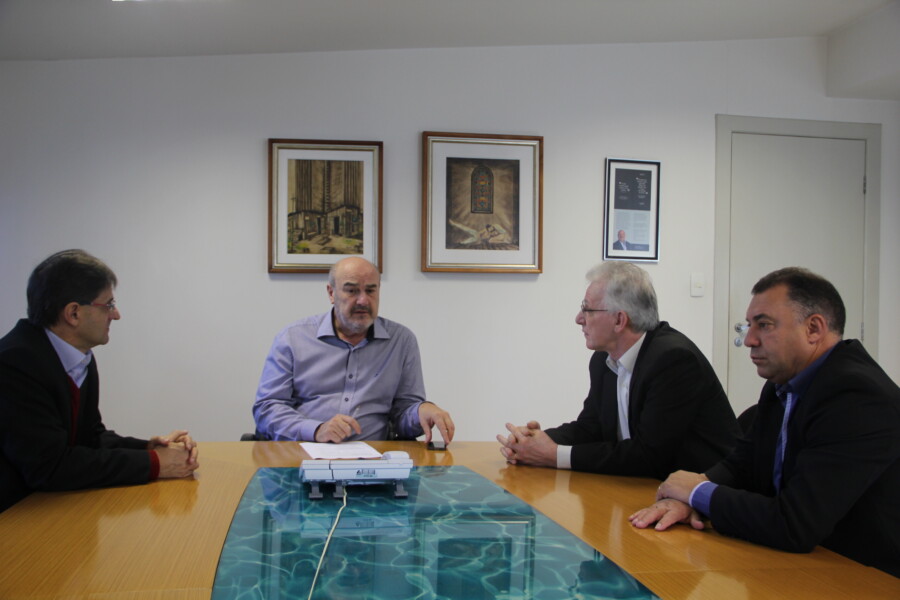 Deputado Neodi Saretta, prefeito de Concórdia, João Girardi, secretário de Obras, Mauri Maran, e Valter Gallina, presidente da Casan