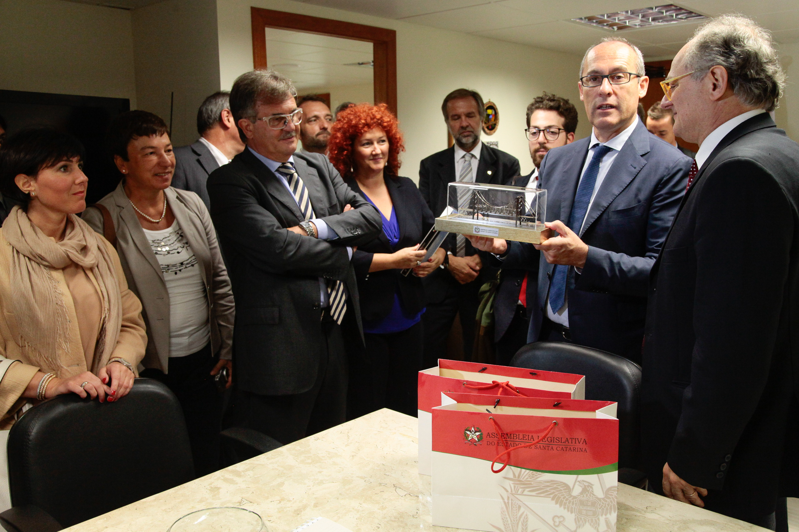 Deputado Vicente Caropreso recebe comitiva Italiana. Foto: Miriam Zomer/Agência AL
